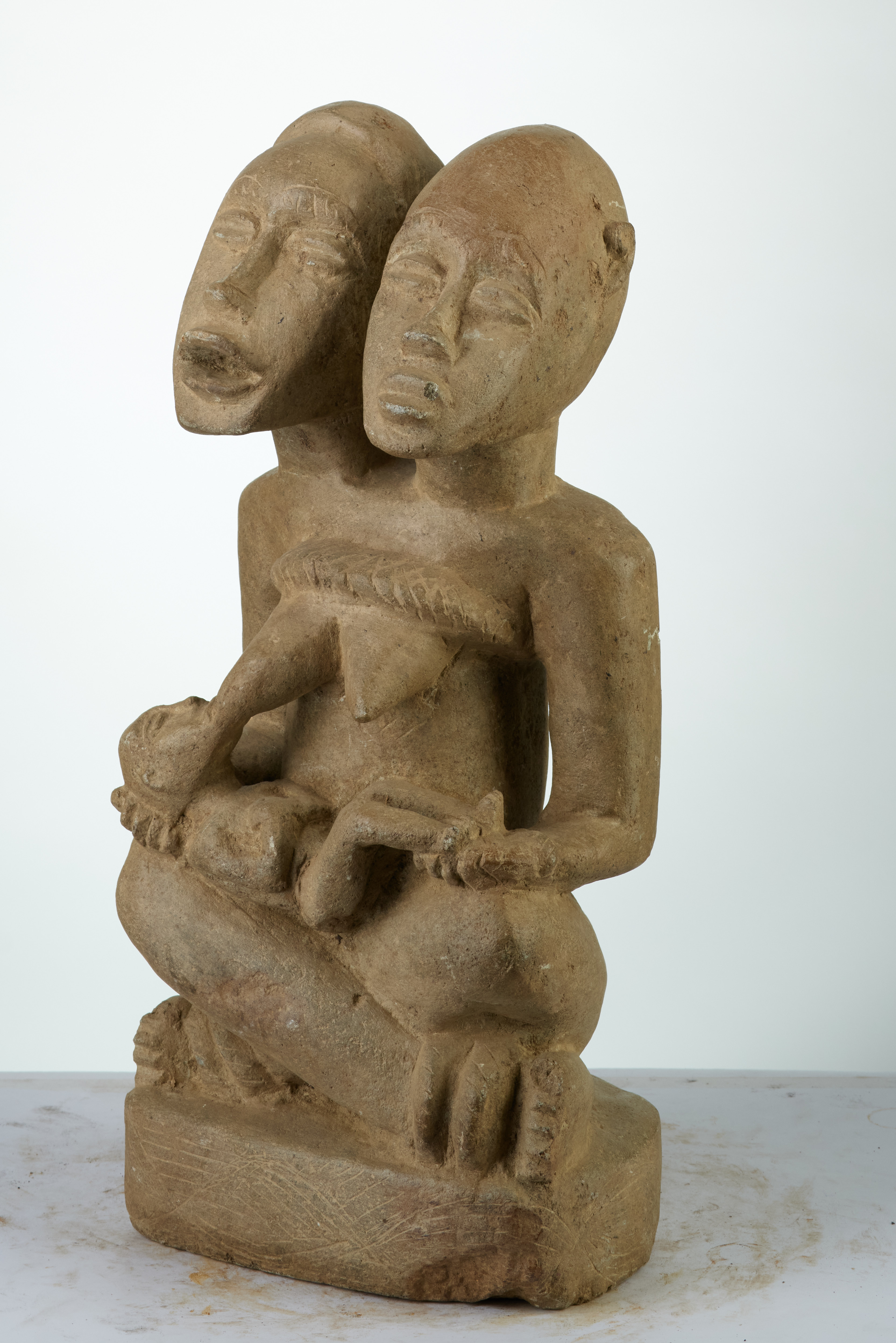 kongo(statue funéraire couple), d`afrique : rep.dem.Congo, statuette kongo(statue funéraire couple), masque ancien africain kongo(statue funéraire couple), art du rep.dem.Congo - Art Africain, collection privées Belgique. Statue africaine de la tribu des kongo(statue funéraire couple), provenant du rep.dem.Congo, 1827:statue funéraire nomméTUMBA,de la région montagneuse du Bas-Kongo, sur la rive gauche du fleuve Congo et qui sétend jusque dans la région de VIGE en territoire angolais.Elle représente un couple qui allaite un enfant. Elle évoque le lmignage d