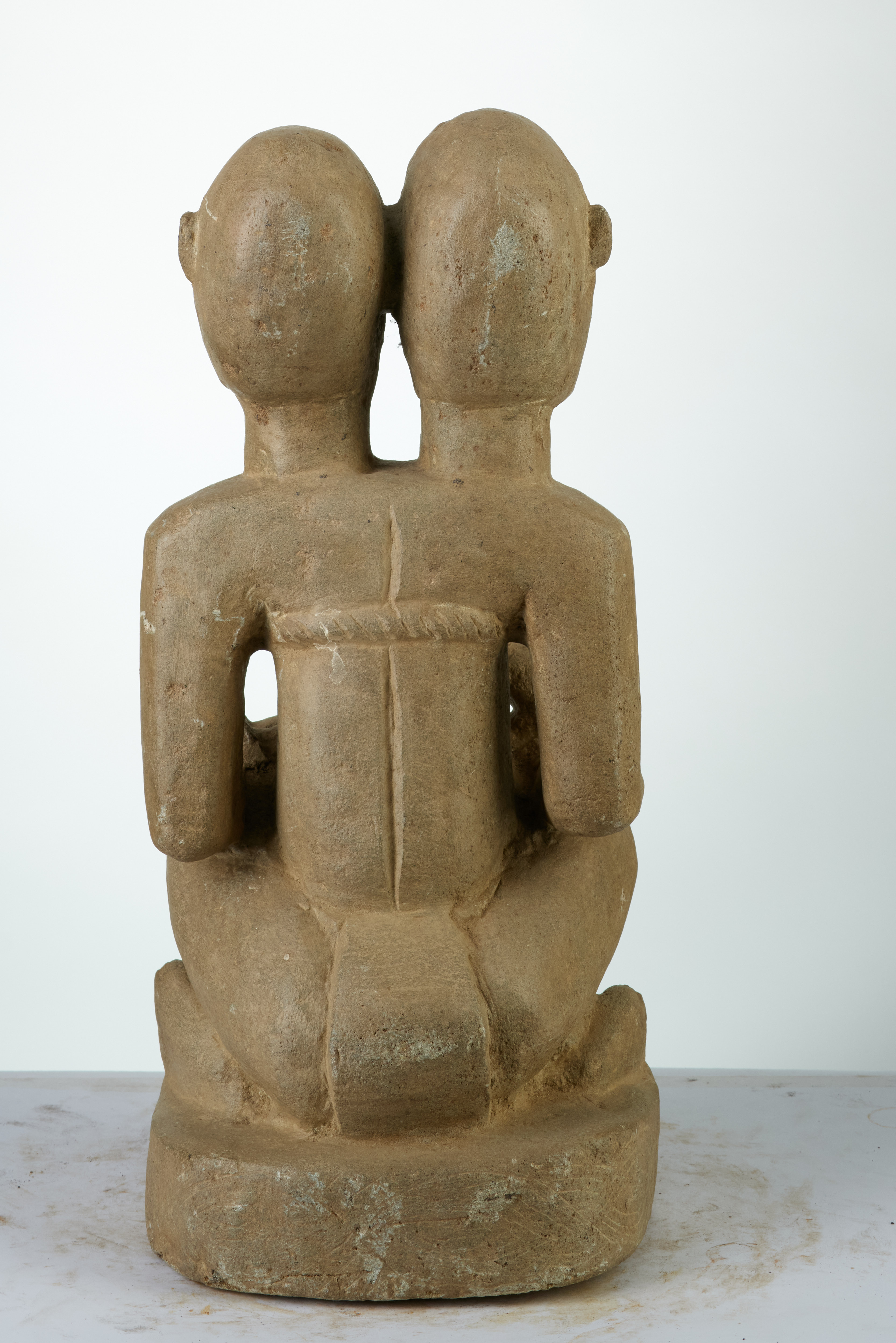 kongo(statue funéraire couple), d`afrique : rep.dem.Congo, statuette kongo(statue funéraire couple), masque ancien africain kongo(statue funéraire couple), art du rep.dem.Congo - Art Africain, collection privées Belgique. Statue africaine de la tribu des kongo(statue funéraire couple), provenant du rep.dem.Congo, 1827:statue funéraire nomméTUMBA,de la région montagneuse du Bas-Kongo, sur la rive gauche du fleuve Congo et qui sétend jusque dans la région de VIGE en territoire angolais.Elle représente un couple qui allaite un enfant. Elle évoque le lmignage d