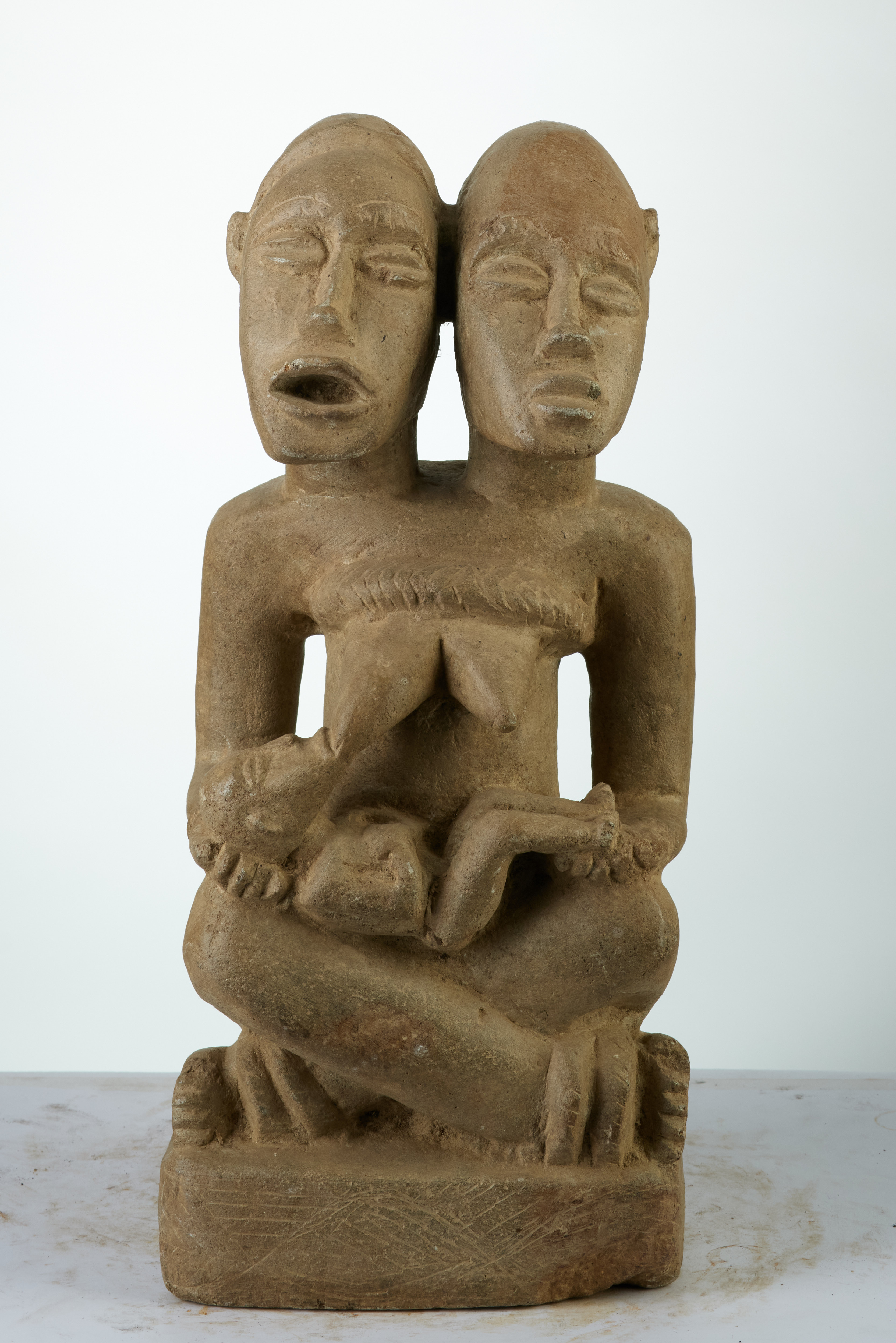 kongo(statue funéraire couple), d`afrique : rep.dem.Congo, statuette kongo(statue funéraire couple), masque ancien africain kongo(statue funéraire couple), art du rep.dem.Congo - Art Africain, collection privées Belgique. Statue africaine de la tribu des kongo(statue funéraire couple), provenant du rep.dem.Congo, 1827:statue funéraire nomméTUMBA,de la région montagneuse du Bas-Kongo, sur la rive gauche du fleuve Congo et qui sétend jusque dans la région de VIGE en territoire angolais.Elle représente un couple qui allaite un enfant. Elle évoque le lmignage d