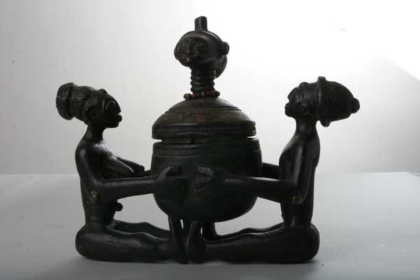 Luba (porteur de coupe), d`afrique : Rép.démoncratique du Congo., statuette Luba (porteur de coupe), masque ancien africain Luba (porteur de coupe), art du Rép.démoncratique du Congo. - Art Africain, collection privées Belgique. Statue africaine de la tribu des Luba (porteur de coupe), provenant du Rép.démoncratique du Congo., 183/100.Porteuses de coupe Luba.Très beau couvercle de la coupe,avec double tête Janus au cou annelé,et un collier de vieilles perles autour.De chaque côté de la coupe sont assis,un homme d