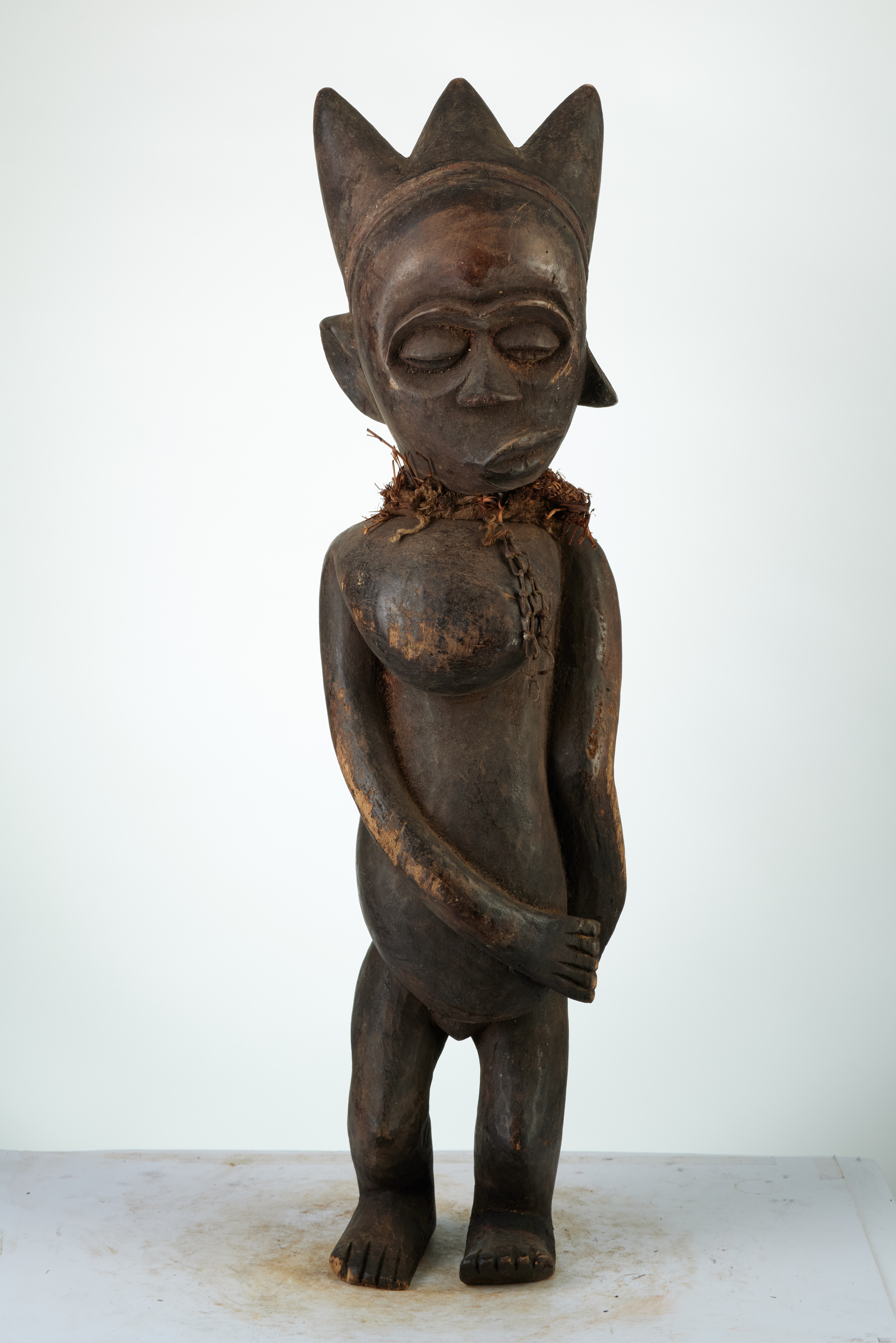 Pende (statue malade), d`afrique : rep.dem.Congo, statuette Pende (statue malade), masque ancien africain Pende (statue malade), art du rep.dem.Congo - Art Africain, collection privées Belgique. Statue africaine de la tribu des Pende (statue malade), provenant du rep.dem.Congo, 1845:Statue avec le visage difforme et un gloître.Elle symbolise une crise d