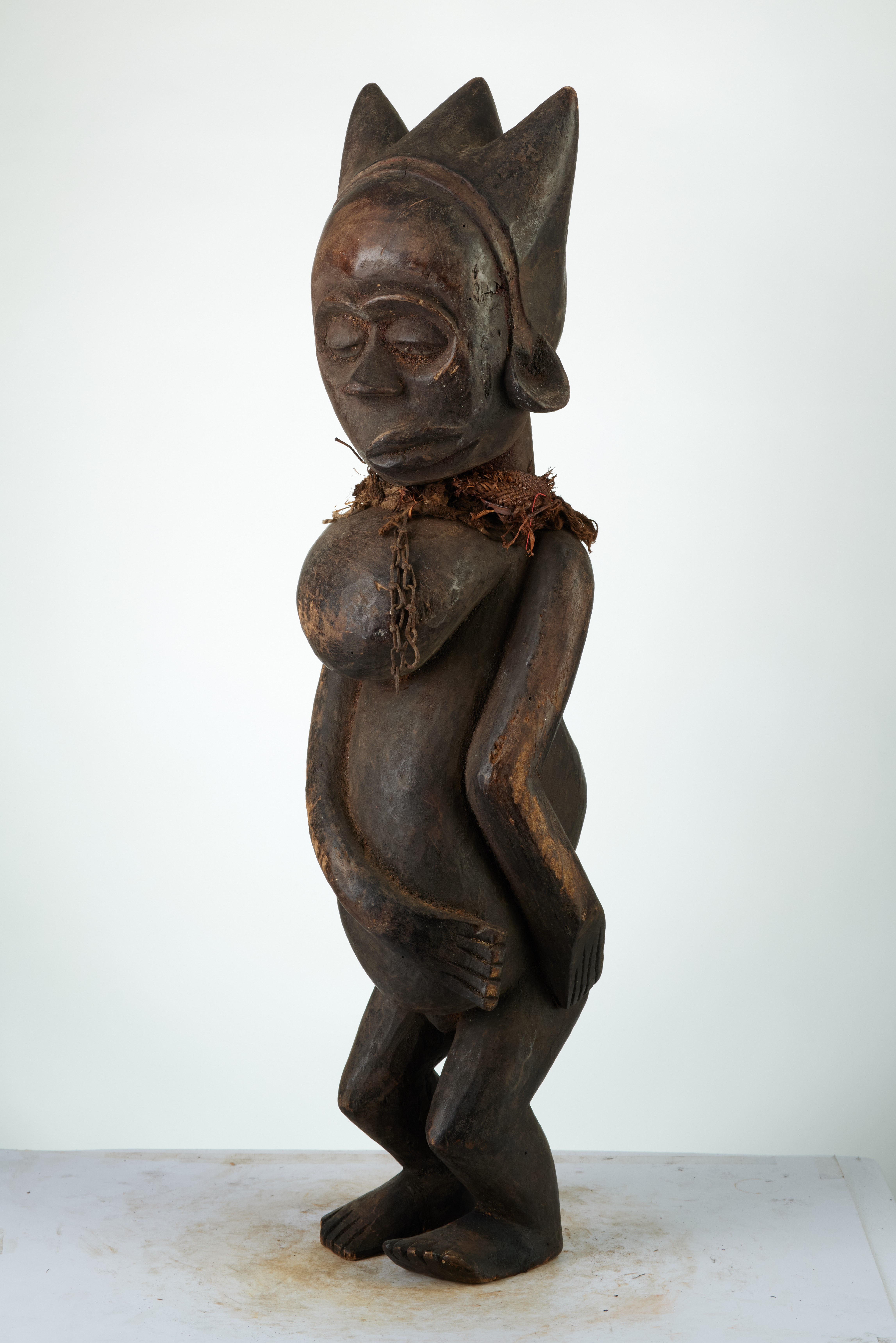 Pende (statue malade), d`afrique : rep.dem.Congo, statuette Pende (statue malade), masque ancien africain Pende (statue malade), art du rep.dem.Congo - Art Africain, collection privées Belgique. Statue africaine de la tribu des Pende (statue malade), provenant du rep.dem.Congo, 1845:Statue avec le visage difforme et un gloître.Elle symbolise une crise d