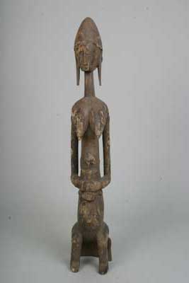 Bambara.(maternité), d`afrique : Mali, statuette Bambara.(maternité), masque ancien africain Bambara.(maternité), art du Mali - Art Africain, collection privées Belgique. Statue africaine de la tribu des Bambara.(maternité), provenant du Mali, 186//718.Maternité assise,Bambara.Jomooni ou Gwandusu:elle représente la femme idéale,symbole de fertilité pour toute la communauté. Femme ancêtre assise tenant un enfant sur son ventre.Elle porte une coiffure striée avec trois tresses.bois, vieille patine.début du 20eme sc.
(Oumar Sylla). art,culture,masque,statue,statuette,pot,ivoire,exposition,expo,masque original,masques,statues,statuettes,pots,expositions,expo,masques originaux,collectionneur d`art,art africain,culture africaine,masque africain,statue africaine,statuette africaine,pot africain,ivoire africain,exposition africain,expo africain,masque origina africainl,masques africains,statues africaines,statuettes africaines,pots africains,expositions africaines,expo africaines,masques originaux  africains,collectionneur d`art africain