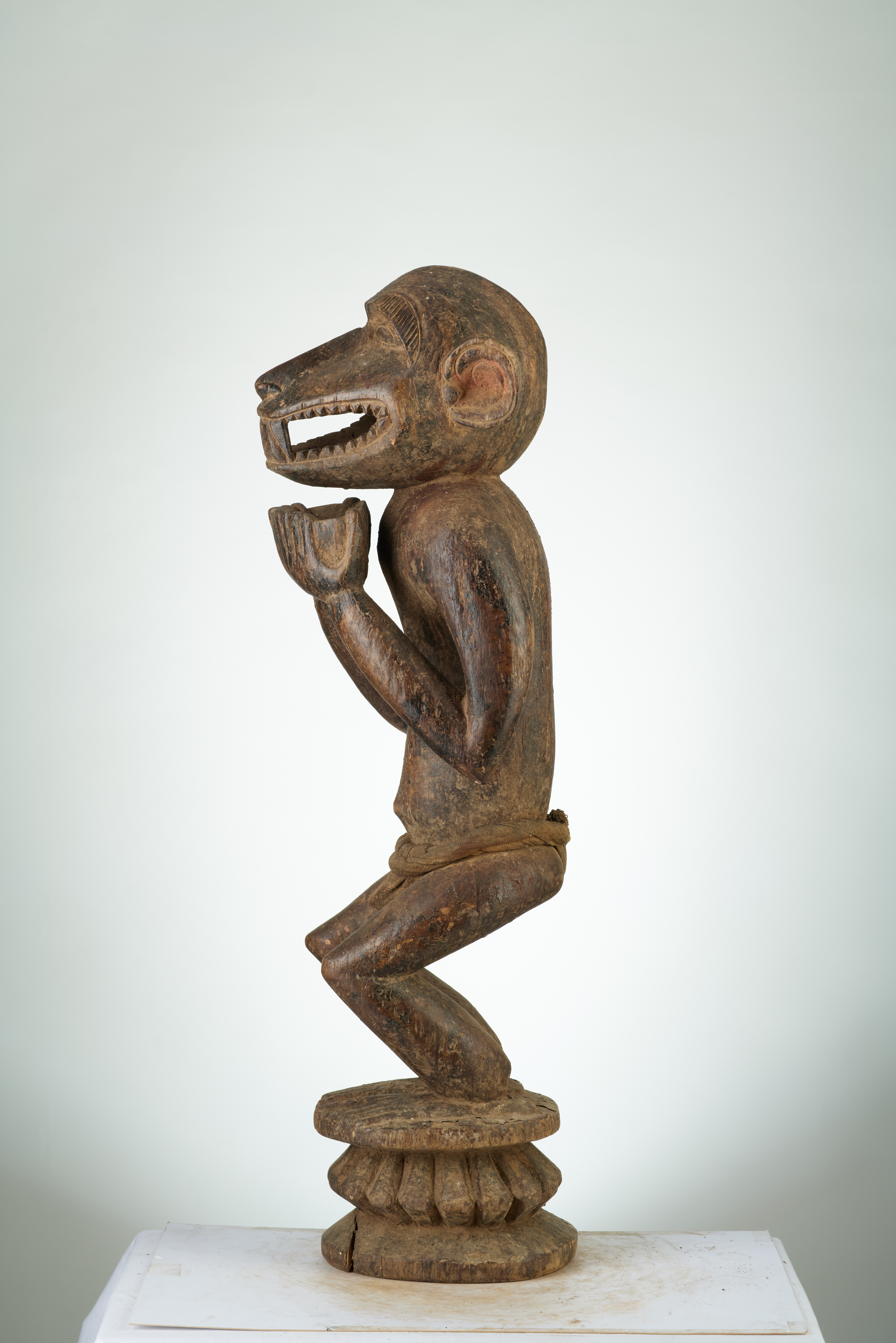 Baoulé (singe debout), d`afrique : MALI, statuette Baoulé (singe debout), masque ancien africain Baoulé (singe debout), art du MALI - Art Africain, collection privées Belgique. Statue africaine de la tribu des Baoulé (singe debout), provenant du MALI, 1872:Porteur de coupe mi homme -mi singe.Il a une coupe dans les mains pour recevoir des offrandes voirn°749 (pères blancs Paris)

Een beker drager half mens -half aap.Hij draagt een beker met beide handen om offrandes te bekomen. zie n°749. art,culture,masque,statue,statuette,pot,ivoire,exposition,expo,masque original,masques,statues,statuettes,pots,expositions,expo,masques originaux,collectionneur d`art,art africain,culture africaine,masque africain,statue africaine,statuette africaine,pot africain,ivoire africain,exposition africain,expo africain,masque origina africainl,masques africains,statues africaines,statuettes africaines,pots africains,expositions africaines,expo africaines,masques originaux  africains,collectionneur d`art africain