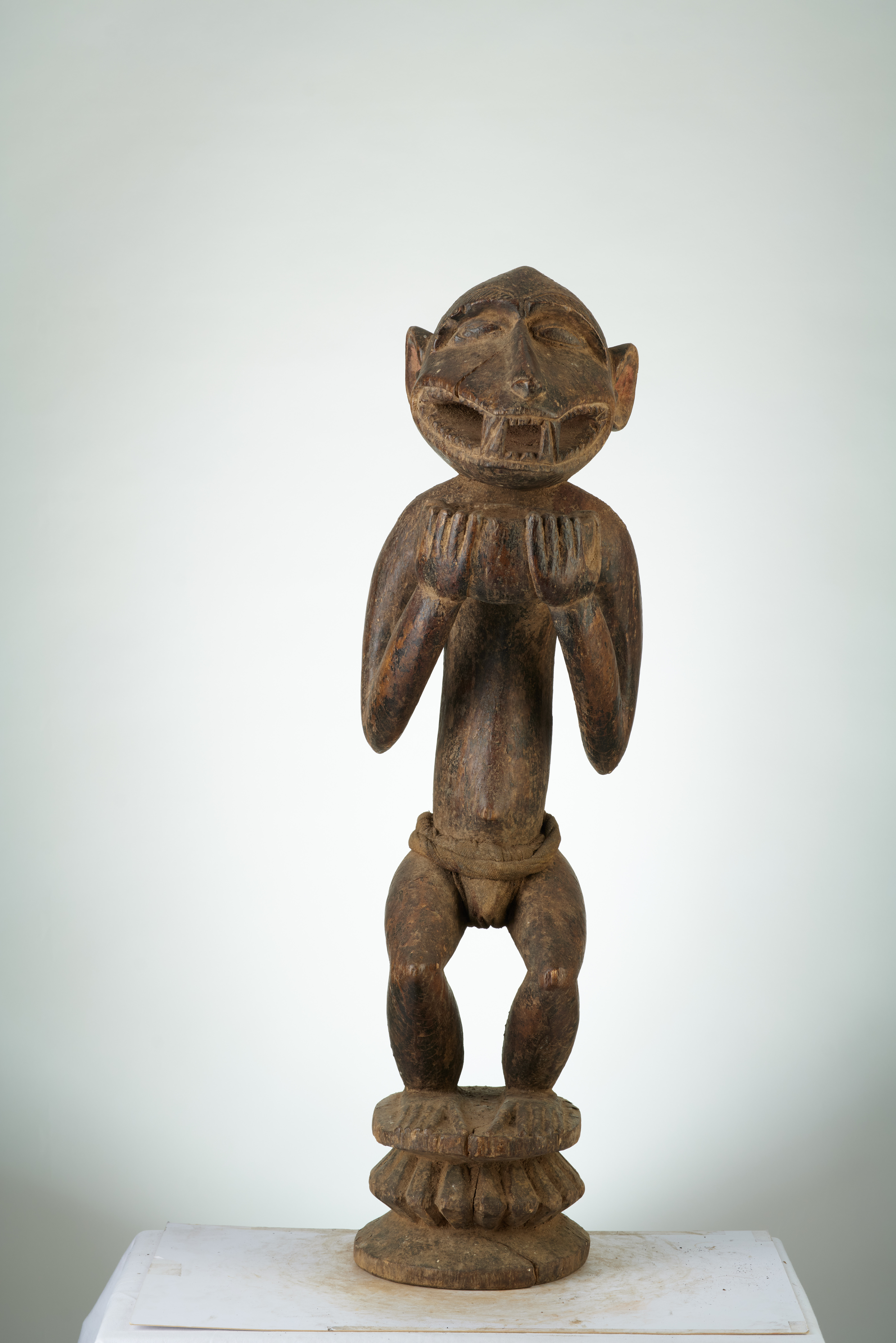Baoulé (singe debout), d`afrique : MALI, statuette Baoulé (singe debout), masque ancien africain Baoulé (singe debout), art du MALI - Art Africain, collection privées Belgique. Statue africaine de la tribu des Baoulé (singe debout), provenant du MALI, 1872:Porteur de coupe mi homme -mi singe.Il a une coupe dans les mains pour recevoir des offrandes voirn°749 (pères blancs Paris)

Een beker drager half mens -half aap.Hij draagt een beker met beide handen om offrandes te bekomen. zie n°749. art,culture,masque,statue,statuette,pot,ivoire,exposition,expo,masque original,masques,statues,statuettes,pots,expositions,expo,masques originaux,collectionneur d`art,art africain,culture africaine,masque africain,statue africaine,statuette africaine,pot africain,ivoire africain,exposition africain,expo africain,masque origina africainl,masques africains,statues africaines,statuettes africaines,pots africains,expositions africaines,expo africaines,masques originaux  africains,collectionneur d`art africain