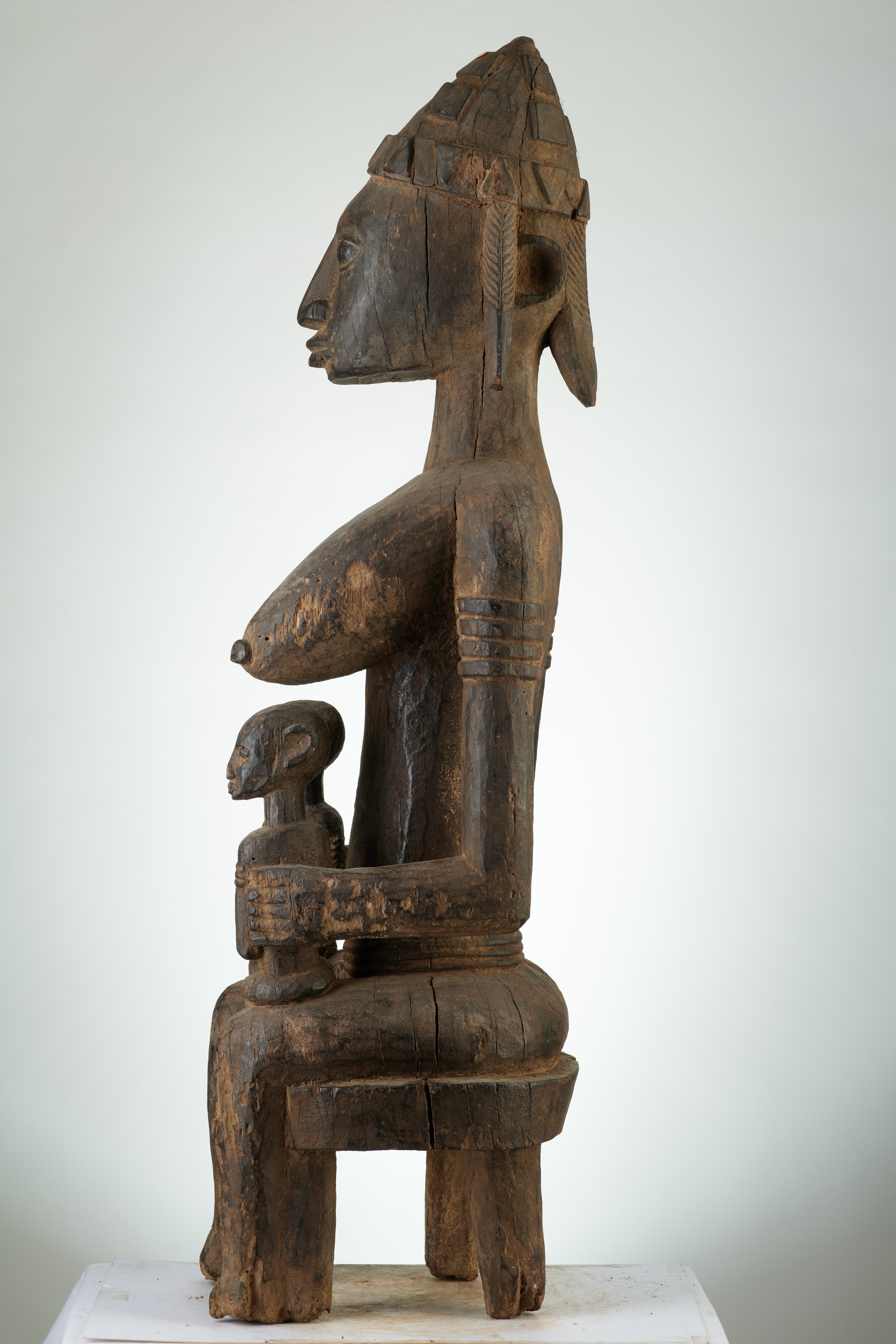 bambara (maternité assise ), d`afrique : MALI, statuette bambara (maternité assise ), masque ancien africain bambara (maternité assise ), art du MALI - Art Africain, collection privées Belgique. Statue africaine de la tribu des bambara (maternité assise ), provenant du MALI, 1877:Très belle et ancienne maternité Bambara. GUANDOUDOU reine des Bambara.Une ancêtre assise avec deux enfants sur les genoux.Elle arbore une coiffure enforme decrête et a des grands seins. La statue :Utilisée pour les fêtes de la societé GUAN.Des sacrifices leur étaient offerts.Statue érodée datant du 18eme sc.(Simon du chastel de la Howarderie)

Heel oud en mooi Bambara moederschap.GUANDOUDOU koningin van de bambaras.Een neerzittende voorouder
met twee kinderen op haar knieën.Haartooi in vorm van een kam en grote borsten.Het beeld werd gebruikt tijdens de GUAN cérémonies.Ze kreeg offers.Het beeld is geerodeerd en dateert uit de 18de eeuw.. art,culture,masque,statue,statuette,pot,ivoire,exposition,expo,masque original,masques,statues,statuettes,pots,expositions,expo,masques originaux,collectionneur d`art,art africain,culture africaine,masque africain,statue africaine,statuette africaine,pot africain,ivoire africain,exposition africain,expo africain,masque origina africainl,masques africains,statues africaines,statuettes africaines,pots africains,expositions africaines,expo africaines,masques originaux  africains,collectionneur d`art africain