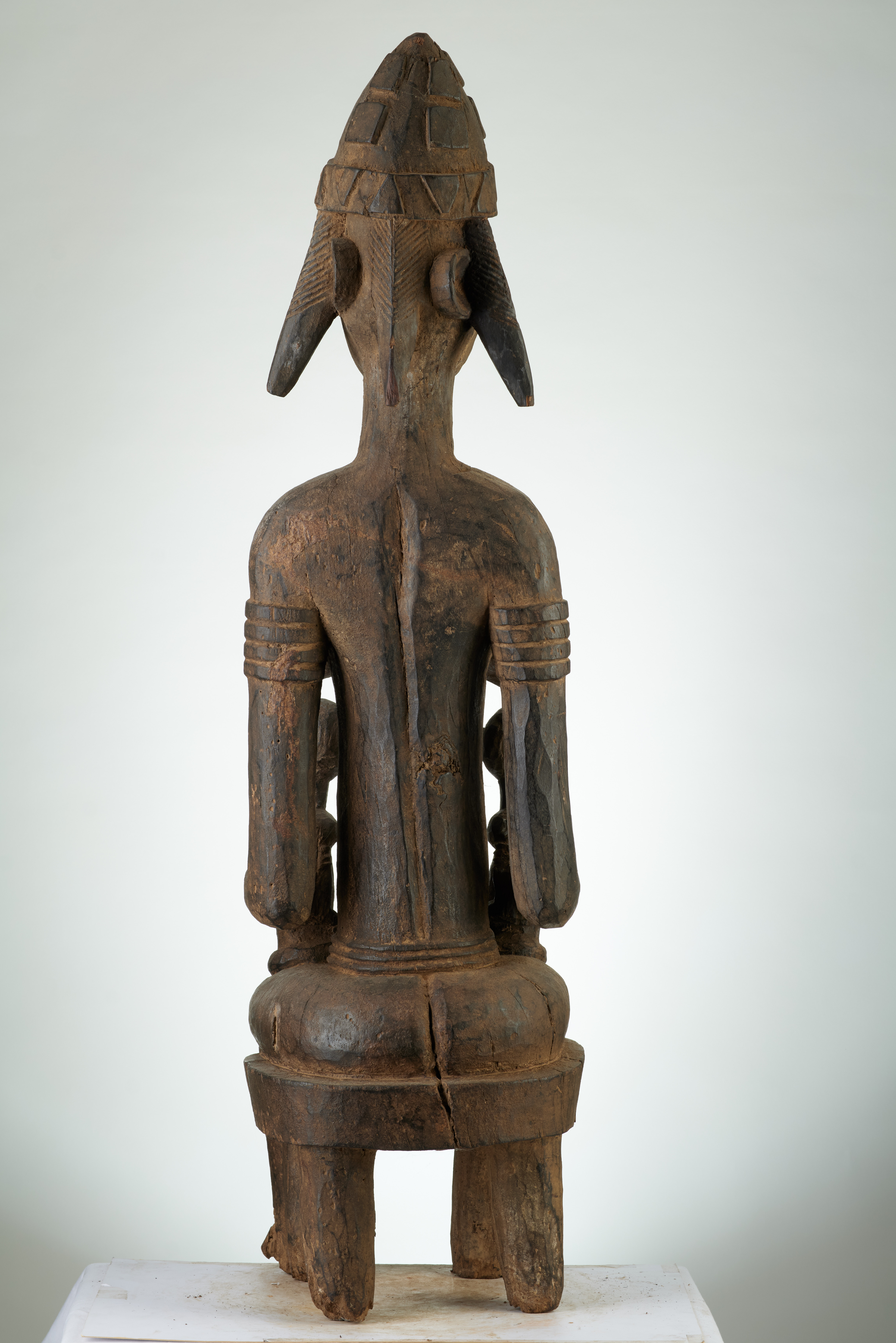 bambara (maternité assise ), d`afrique : MALI, statuette bambara (maternité assise ), masque ancien africain bambara (maternité assise ), art du MALI - Art Africain, collection privées Belgique. Statue africaine de la tribu des bambara (maternité assise ), provenant du MALI, 1877:Très belle et ancienne maternité Bambara. GUANDOUDOU reine des Bambara.Une ancêtre assise avec deux enfants sur les genoux.Elle arbore une coiffure enforme decrête et a des grands seins. La statue :Utilisée pour les fêtes de la societé GUAN.Des sacrifices leur étaient offerts.Statue érodée datant du 18eme sc.(Simon du chastel de la Howarderie)

Heel oud en mooi Bambara moederschap.GUANDOUDOU koningin van de bambaras.Een neerzittende voorouder
met twee kinderen op haar knieën.Haartooi in vorm van een kam en grote borsten.Het beeld werd gebruikt tijdens de GUAN cérémonies.Ze kreeg offers.Het beeld is geerodeerd en dateert uit de 18de eeuw.. art,culture,masque,statue,statuette,pot,ivoire,exposition,expo,masque original,masques,statues,statuettes,pots,expositions,expo,masques originaux,collectionneur d`art,art africain,culture africaine,masque africain,statue africaine,statuette africaine,pot africain,ivoire africain,exposition africain,expo africain,masque origina africainl,masques africains,statues africaines,statuettes africaines,pots africains,expositions africaines,expo africaines,masques originaux  africains,collectionneur d`art africain