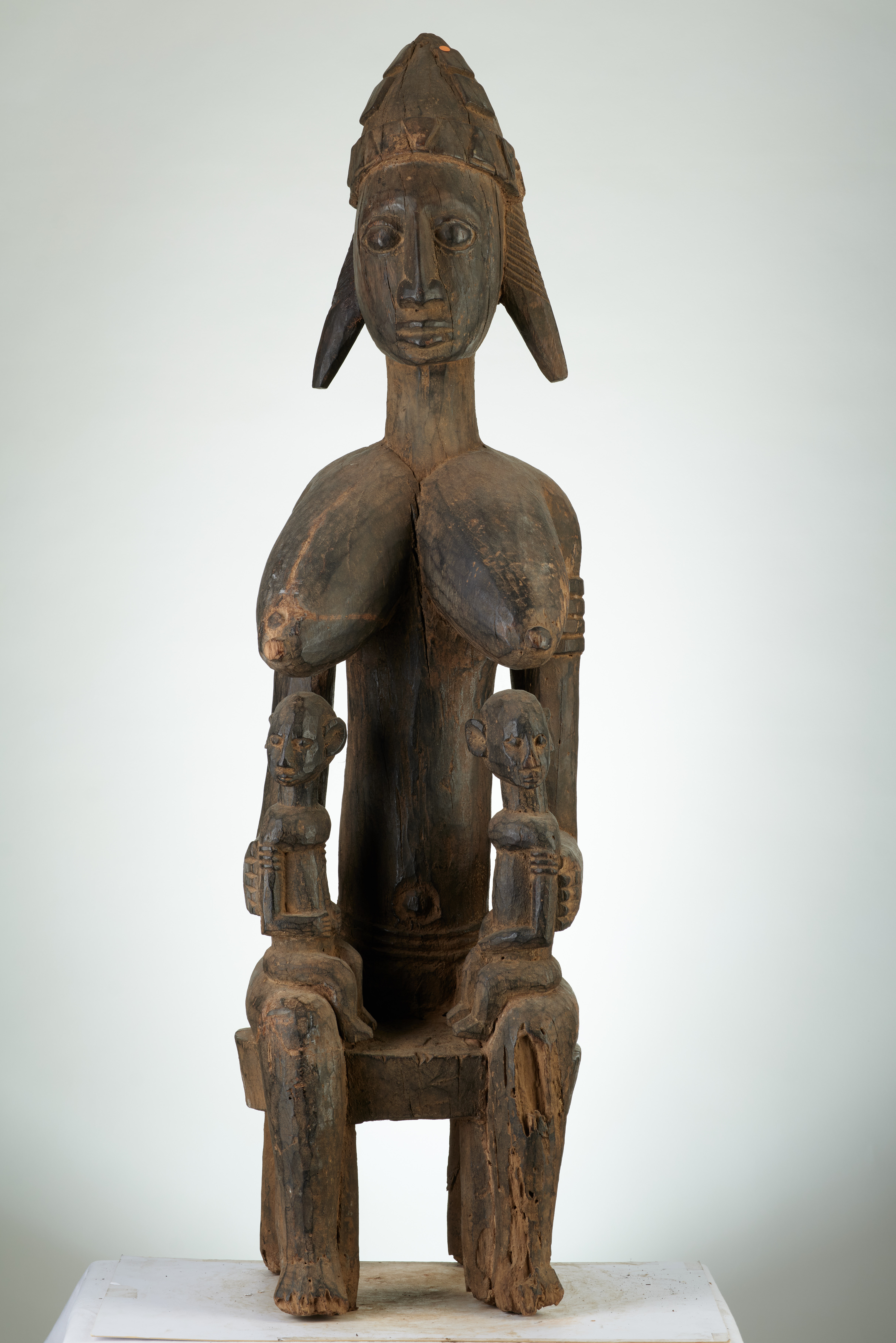bambara (maternité assise ), d`afrique : MALI, statuette bambara (maternité assise ), masque ancien africain bambara (maternité assise ), art du MALI - Art Africain, collection privées Belgique. Statue africaine de la tribu des bambara (maternité assise ), provenant du MALI, 1877:Très belle et ancienne maternité Bambara. GUANDOUDOU reine des Bambara.Une ancêtre assise avec deux enfants sur les genoux.Elle arbore une coiffure enforme decrête et a des grands seins. La statue :Utilisée pour les fêtes de la societé GUAN.Des sacrifices leur étaient offerts.Statue érodée datant du 18eme sc.(Simon du chastel de la Howarderie)

Heel oud en mooi Bambara moederschap.GUANDOUDOU koningin van de bambaras.Een neerzittende voorouder
met twee kinderen op haar knieën.Haartooi in vorm van een kam en grote borsten.Het beeld werd gebruikt tijdens de GUAN cérémonies.Ze kreeg offers.Het beeld is geerodeerd en dateert uit de 18de eeuw.. art,culture,masque,statue,statuette,pot,ivoire,exposition,expo,masque original,masques,statues,statuettes,pots,expositions,expo,masques originaux,collectionneur d`art,art africain,culture africaine,masque africain,statue africaine,statuette africaine,pot africain,ivoire africain,exposition africain,expo africain,masque origina africainl,masques africains,statues africaines,statuettes africaines,pots africains,expositions africaines,expo africaines,masques originaux  africains,collectionneur d`art africain