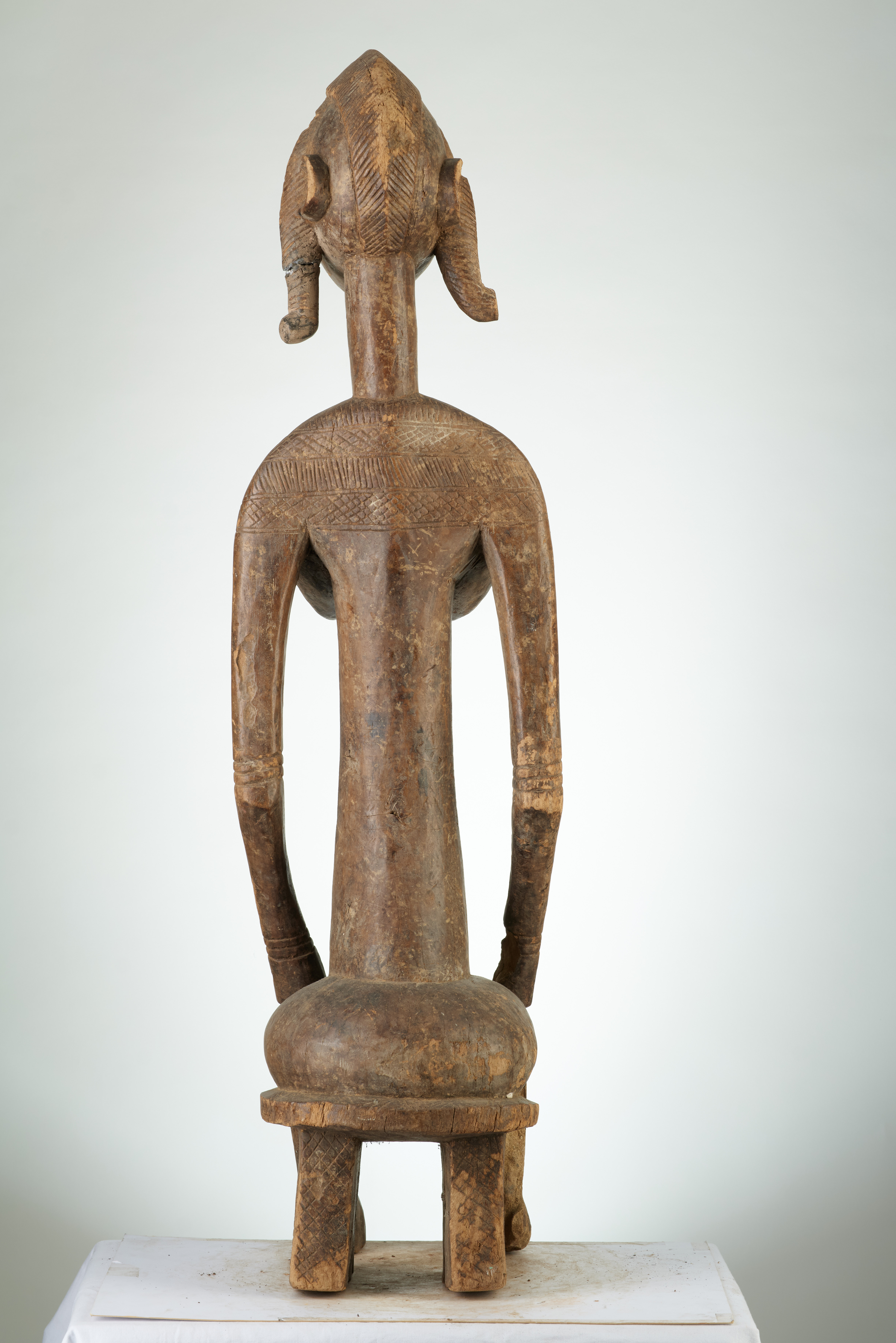 bambara (statue assise), d`afrique : MALI, statuette bambara (statue assise), masque ancien africain bambara (statue assise), art du MALI - Art Africain, collection privées Belgique. Statue africaine de la tribu des bambara (statue assise), provenant du MALI, 1878:Ancêtre Bambara assise les deux mains posés sur les genoux.appelée GUANDOUDOU de la societé GUAN.Une coiffure en forme decrëte.bois érodé début 20eme sc (col Sylla Ousmane Malien )


Bambara voorouder neerzittend met de twee handen op haar knieên ,GUANDOUDOU genaamd behorende tot de GUAN societeit.Ze heeft zware borsten,De haartooi is in kamvorm.Geerodeerd hout .Begin 20ste eeuw.. art,culture,masque,statue,statuette,pot,ivoire,exposition,expo,masque original,masques,statues,statuettes,pots,expositions,expo,masques originaux,collectionneur d`art,art africain,culture africaine,masque africain,statue africaine,statuette africaine,pot africain,ivoire africain,exposition africain,expo africain,masque origina africainl,masques africains,statues africaines,statuettes africaines,pots africains,expositions africaines,expo africaines,masques originaux  africains,collectionneur d`art africain