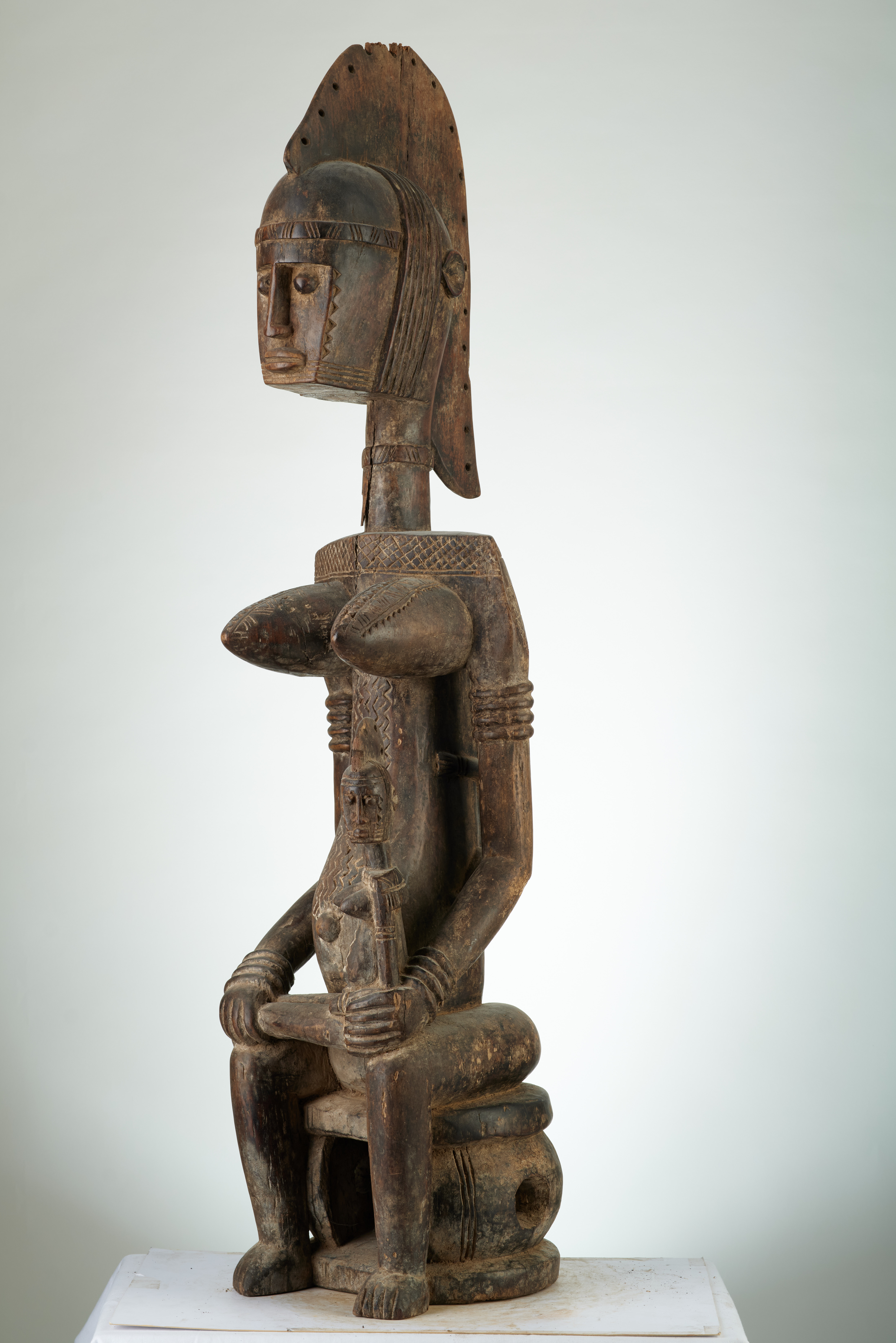 bambara (maternité assise), d`afrique : MALI, statuette bambara (maternité assise), masque ancien africain bambara (maternité assise), art du MALI - Art Africain, collection privées Belgique. Statue africaine de la tribu des bambara (maternité assise), provenant du MALI, 1879: Ancienne Maternité Bambara de la societé Guan appelée Guandoudou.H.100cm.Ancêtre qui porte son enfant sur ses genoux.coiffure en forme de crête. Fin 19eme début  20eme sc.
(col Simon Duchastel de la Howarderie)

Oud Bambara moederschap GUANDOUDOU,voorouder met een kind op haar schoot.Haartooi in kamvorm,zware borsten H100cm.. art,culture,masque,statue,statuette,pot,ivoire,exposition,expo,masque original,masques,statues,statuettes,pots,expositions,expo,masques originaux,collectionneur d`art,art africain,culture africaine,masque africain,statue africaine,statuette africaine,pot africain,ivoire africain,exposition africain,expo africain,masque origina africainl,masques africains,statues africaines,statuettes africaines,pots africains,expositions africaines,expo africaines,masques originaux  africains,collectionneur d`art africain