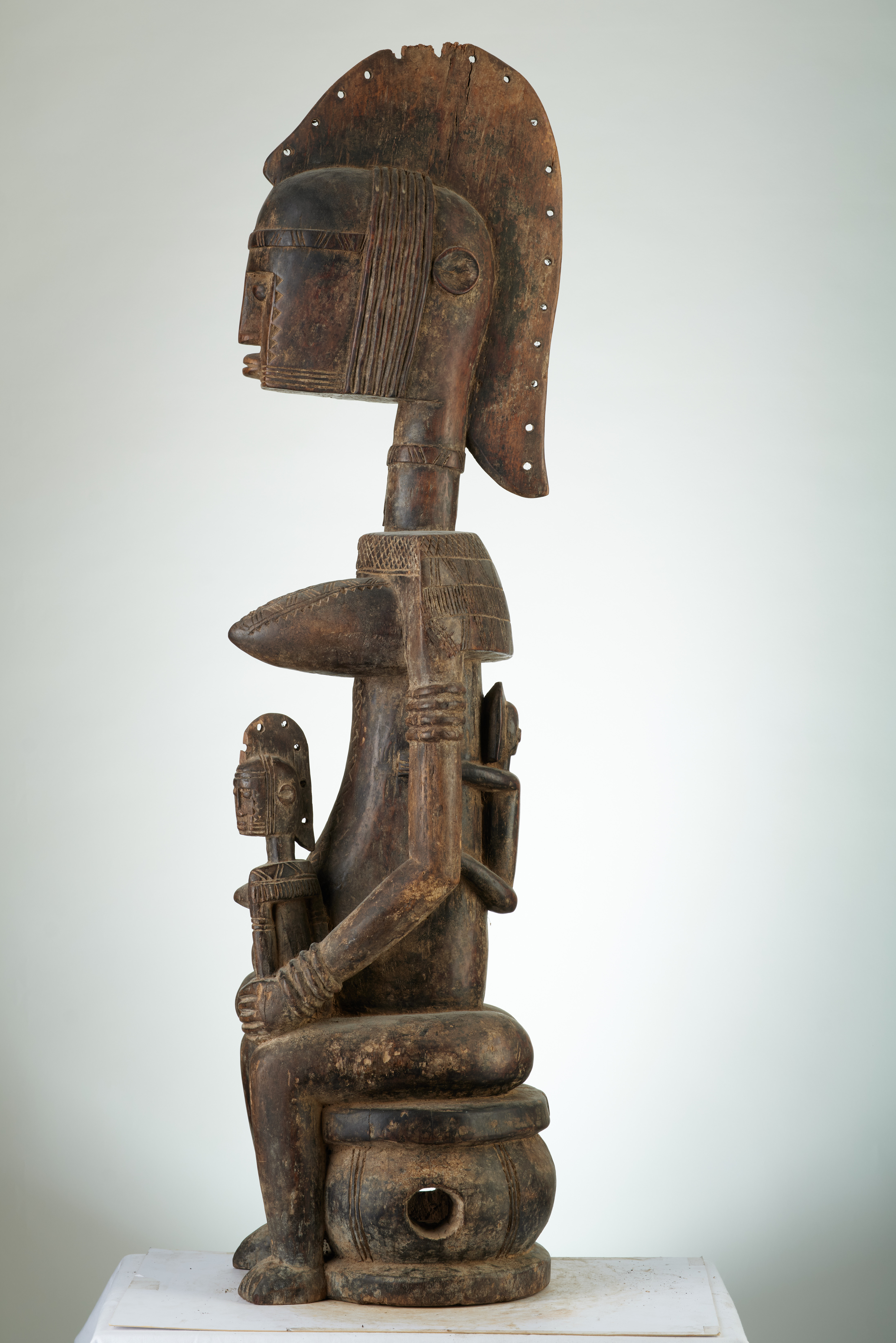 bambara (maternité assise), d`afrique : MALI, statuette bambara (maternité assise), masque ancien africain bambara (maternité assise), art du MALI - Art Africain, collection privées Belgique. Statue africaine de la tribu des bambara (maternité assise), provenant du MALI, 1879: Ancienne Maternité Bambara de la societé Guan appelée Guandoudou.H.100cm.Ancêtre qui porte son enfant sur ses genoux.coiffure en forme de crête. Fin 19eme début  20eme sc.
(col Simon Duchastel de la Howarderie)

Oud Bambara moederschap GUANDOUDOU,voorouder met een kind op haar schoot.Haartooi in kamvorm,zware borsten H100cm.. art,culture,masque,statue,statuette,pot,ivoire,exposition,expo,masque original,masques,statues,statuettes,pots,expositions,expo,masques originaux,collectionneur d`art,art africain,culture africaine,masque africain,statue africaine,statuette africaine,pot africain,ivoire africain,exposition africain,expo africain,masque origina africainl,masques africains,statues africaines,statuettes africaines,pots africains,expositions africaines,expo africaines,masques originaux  africains,collectionneur d`art africain