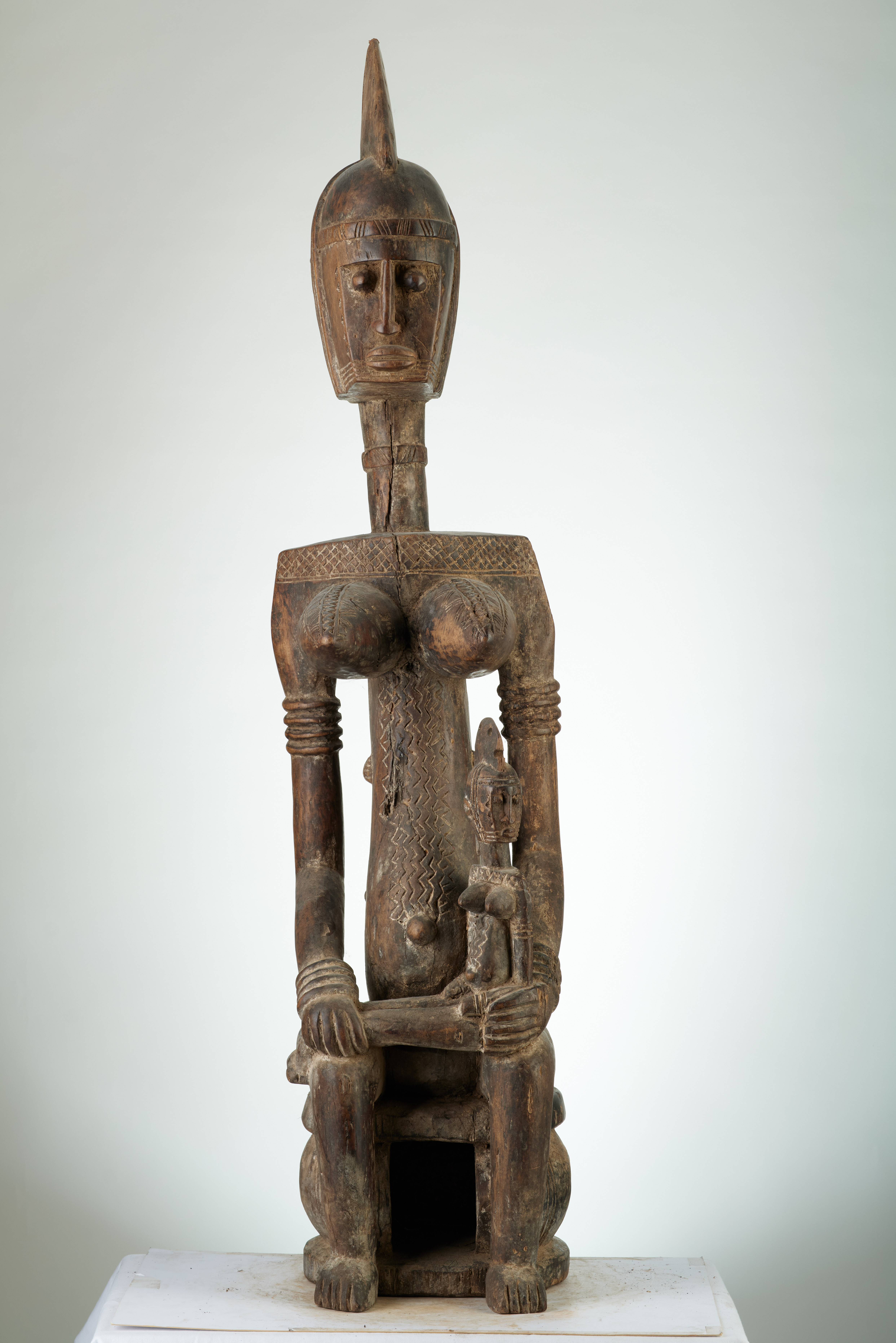 bambara (maternité assise), d`afrique : MALI, statuette bambara (maternité assise), masque ancien africain bambara (maternité assise), art du MALI - Art Africain, collection privées Belgique. Statue africaine de la tribu des bambara (maternité assise), provenant du MALI, 1879: Ancienne Maternité Bambara de la societé Guan appelée Guandoudou.H.100cm.Ancêtre qui porte son enfant sur ses genoux.coiffure en forme de crête. Fin 19eme début  20eme sc.
(col Simon Duchastel de la Howarderie)

Oud Bambara moederschap GUANDOUDOU,voorouder met een kind op haar schoot.Haartooi in kamvorm,zware borsten H100cm.. art,culture,masque,statue,statuette,pot,ivoire,exposition,expo,masque original,masques,statues,statuettes,pots,expositions,expo,masques originaux,collectionneur d`art,art africain,culture africaine,masque africain,statue africaine,statuette africaine,pot africain,ivoire africain,exposition africain,expo africain,masque origina africainl,masques africains,statues africaines,statuettes africaines,pots africains,expositions africaines,expo africaines,masques originaux  africains,collectionneur d`art africain