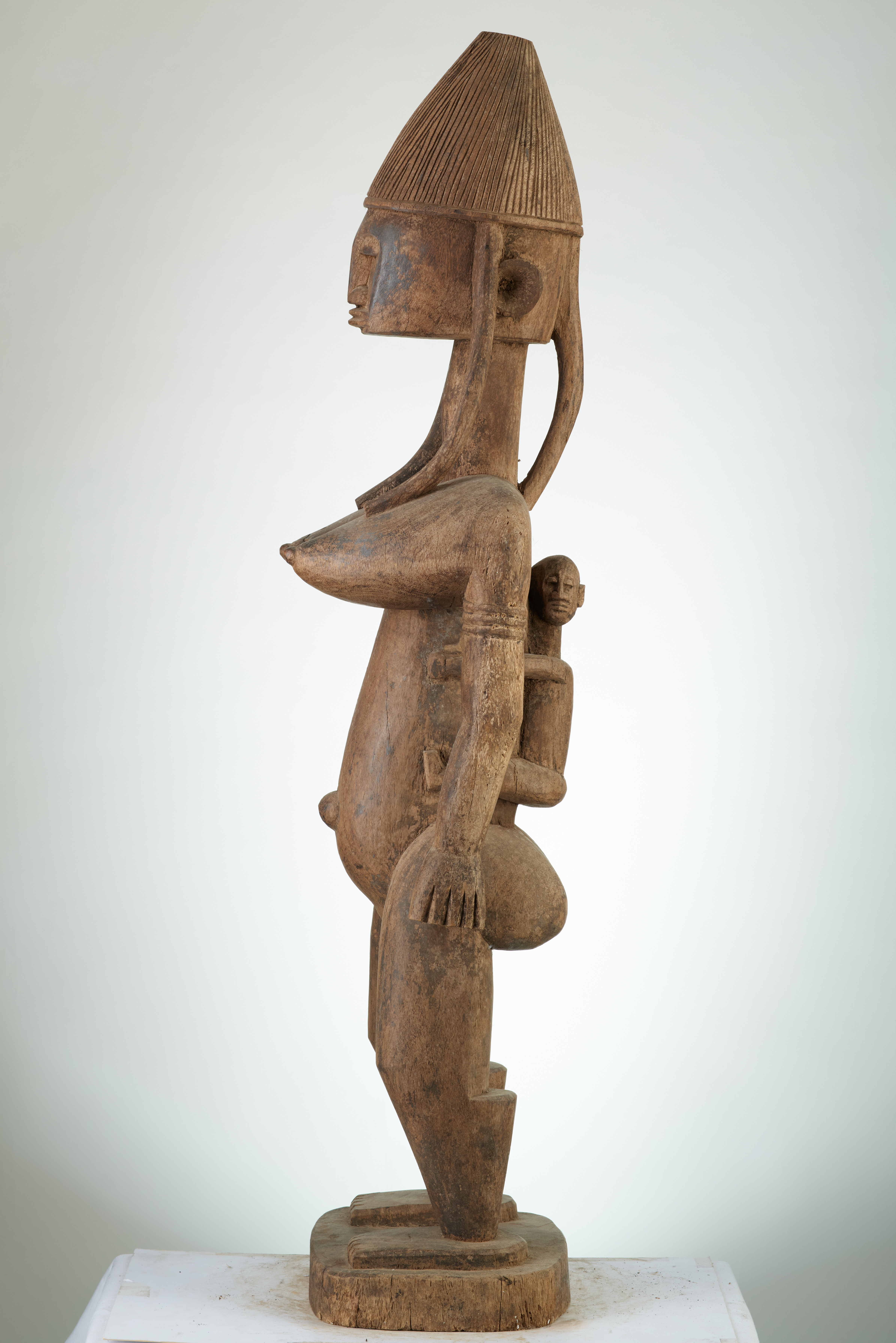 bambara, d`afrique : MALI, statuette bambara, masque ancien africain bambara, art du MALI - Art Africain, statue africaine, Masque africain, l`Afrique au travers de ses masques africains et de ces statuettes africaines. Masque africain en belgique, masque africain originaux. . Statue africaine de la tribu des bambara, provenant du MALI, 1881:Maternité Bambara .Ancêtre debout portant son enfant dans le dos, nommé Guandous ou appartenant à la societé GUAN H100cm.La coiffure en forme de crête et une forte poitrinne 1ère moitié 20eme sc.(Sibiry)

Rechtstaand Bambara  moederschap.Een voorouder dat haar kind draagt op haar rug Guandousou genaamd.Ze maakt deel uit van de GUAN societeit.Ze heeft een  mooie haartooi in kamvorm en grote borsten. 1ste helft 20ste eeuw.(Kol.SIBIRY) . art,culture,masque,statue,statuette,pot,ivoire,exposition,expo,masque original,masques,statues,statuettes,pots,expositions,expo,masques originaux,collectionneur d`art,art africain,culture africaine,masque africain,statue africaine,statuette africaine,pot africain,ivoire africain,exposition africain,expo africain,masque origina africainl,masques africains,statues africaines,statuettes africaines,pots africains,expositions africaines,expo africaines,masques originaux  africains,collectionneur d`art africain