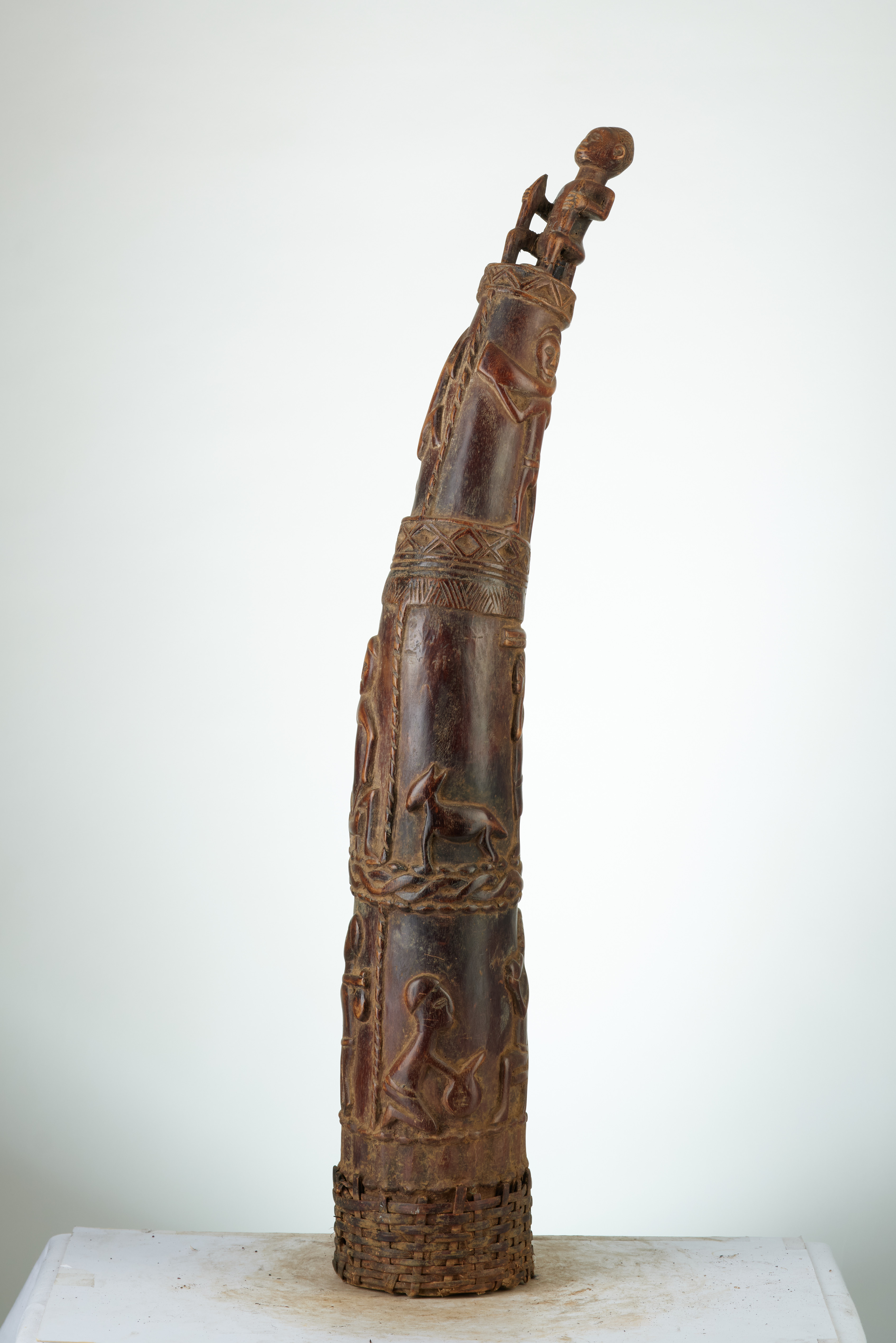 kongo ((trompe en bois), d`afrique : rep.dem.Congo, statuette kongo ((trompe en bois), masque ancien africain kongo ((trompe en bois), art du rep.dem.Congo - Art Africain, collection privées Belgique. Statue africaine de la tribu des kongo ((trompe en bois), provenant du rep.dem.Congo, °1885:Splendide et exceptionele Trompe sculptée en bois au royaume KONGO.La base renforcée avec un treillis en raphia .En haut le roi assis avec ces attributs en mains,puis en descendant  des lézards,des musiciens et diférentes scènes de la vie sociale.Pièce unique
milieu du 20eme sc.(col.MINGA Zaire 1969) 

Uitzonderlijk en buitengewoon mooie hoorn in hout uitgesneden(gebeeldhouwd)in het koninkrijk Kongo. De basis versterkt met een gevlochten netwerk in raffia. Bovenaan zit de koning met zijn attributen in de handen.Zakkend dan hagedissen,  muziekanten,beelden van het sociaal leven.Enig en prachtig stuk. midden 20ste eeuw.(kol.MINGA Zaire 1969.). art,culture,masque,statue,statuette,pot,ivoire,exposition,expo,masque original,masques,statues,statuettes,pots,expositions,expo,masques originaux,collectionneur d`art,art africain,culture africaine,masque africain,statue africaine,statuette africaine,pot africain,ivoire africain,exposition africain,expo africain,masque origina africainl,masques africains,statues africaines,statuettes africaines,pots africains,expositions africaines,expo africaines,masques originaux  africains,collectionneur d`art africain