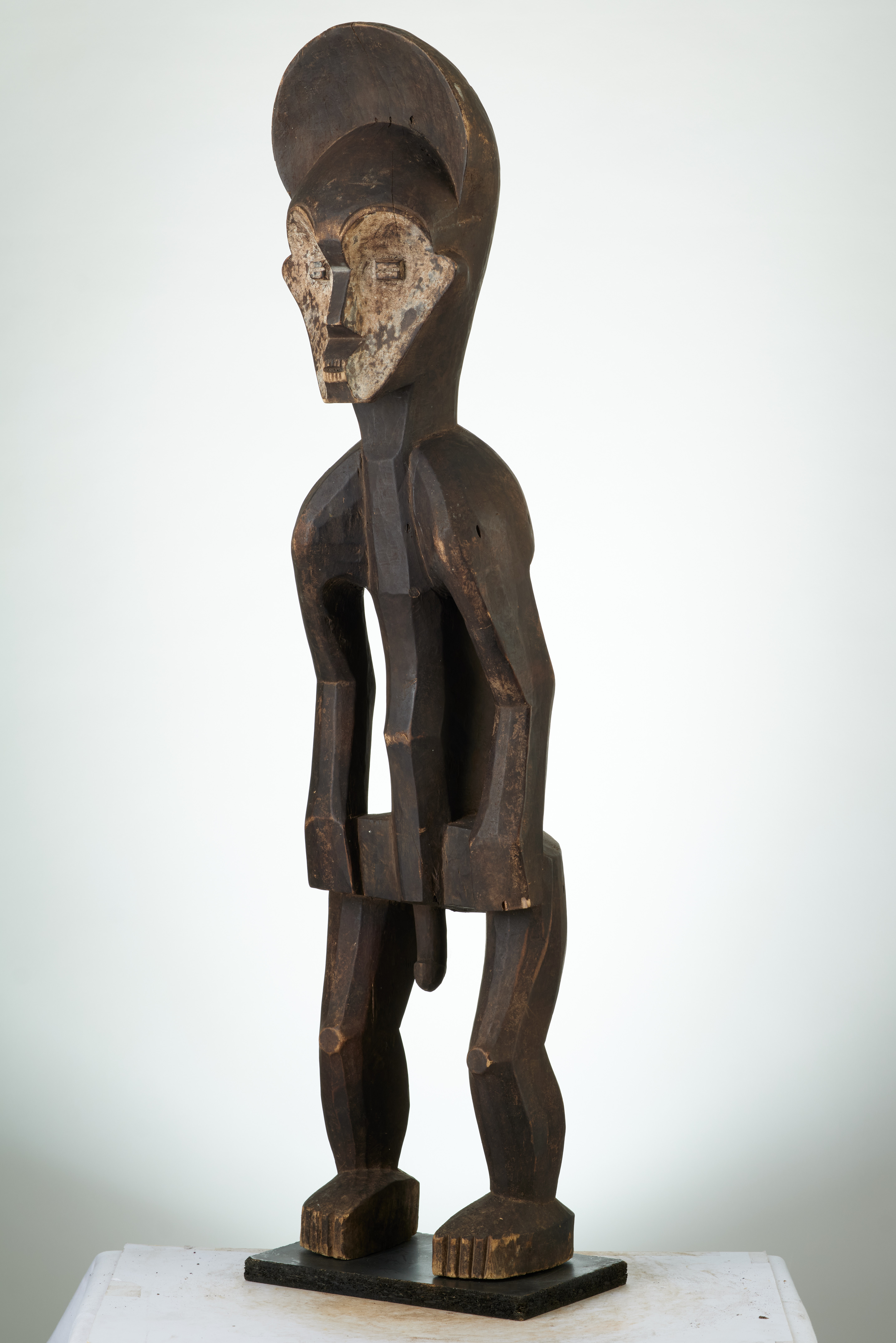 Mbole( gr.statue pendu ), d`afrique : rep.dem.Congo, statuette Mbole( gr.statue pendu ), masque ancien africain Mbole( gr.statue pendu ), art du rep.dem.Congo - Art Africain, collection privées Belgique. Statue africaine de la tribu des Mbole( gr.statue pendu ), provenant du rep.dem.Congo, 1889:Les deux statues MBOLE représentent les pendus appelé OFIKA.Elles ont les mains sur les hanches,les jambes légèrement fléchies et les épaules rejetées en avant,une grande tête avec un visage en forme de coeur.içi H. 80cm.
Jugés par la societé LILWA.Elles sont portées sur  sur des brancards ou sur des bâtons.Les femmes et les enfants n