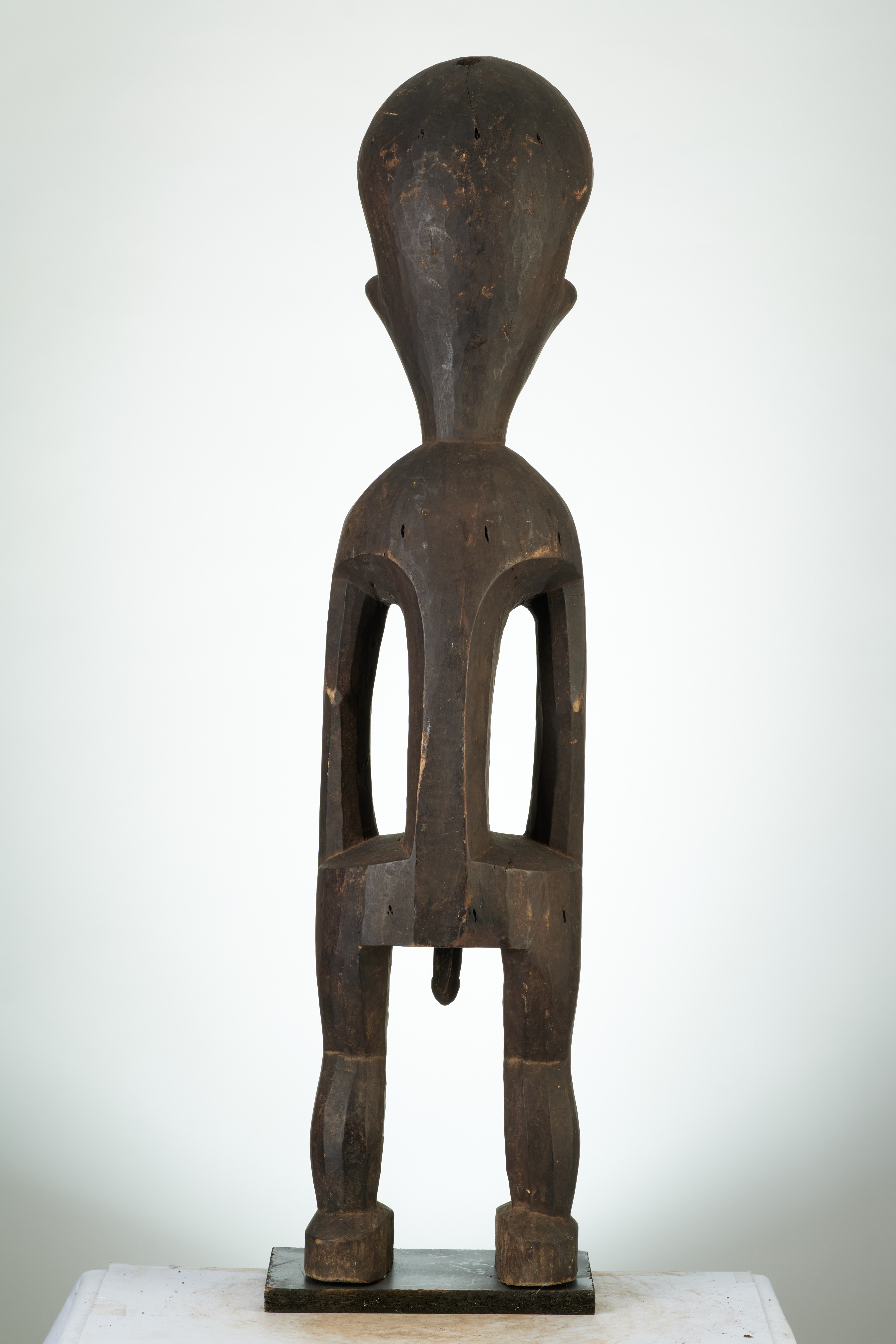 Mbole( gr.statue pendu ), d`afrique : rep.dem.Congo, statuette Mbole( gr.statue pendu ), masque ancien africain Mbole( gr.statue pendu ), art du rep.dem.Congo - Art Africain, collection privées Belgique. Statue africaine de la tribu des Mbole( gr.statue pendu ), provenant du rep.dem.Congo, 1889:Les deux statues MBOLE représentent les pendus appelé OFIKA.Elles ont les mains sur les hanches,les jambes légèrement fléchies et les épaules rejetées en avant,une grande tête avec un visage en forme de coeur.içi H. 80cm.
Jugés par la societé LILWA.Elles sont portées sur  sur des brancards ou sur des bâtons.Les femmes et les enfants n