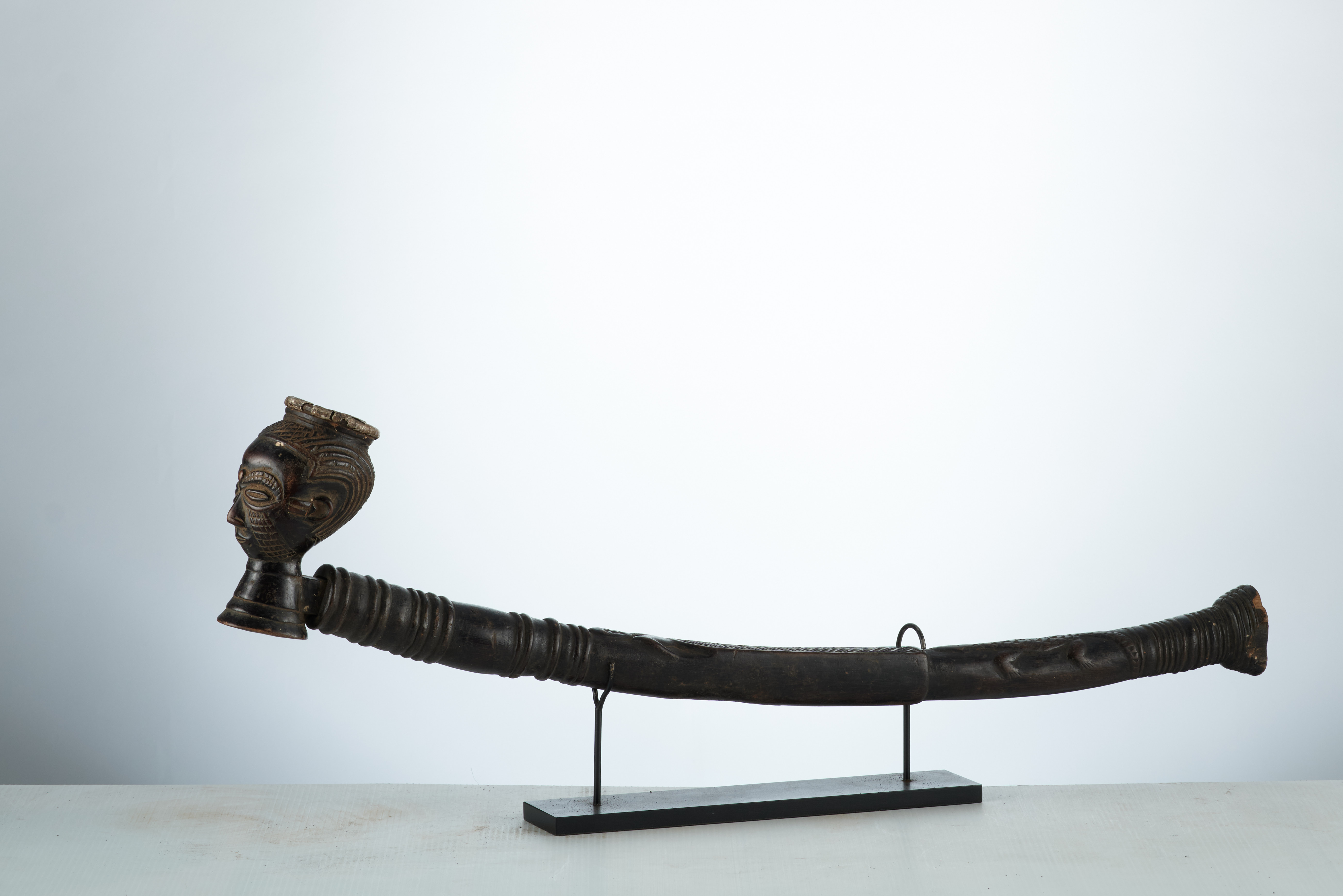 KUBA (pipe ), d`afrique : rep.dem.Congo, statuette KUBA (pipe ), masque ancien africain KUBA (pipe ), art du rep.dem.Congo - Art Africain, collection privées Belgique. Statue africaine de la tribu des KUBA (pipe ), provenant du rep.dem.Congo, 1893: Belle pipe Kuba .Le fourneau est sculptée d