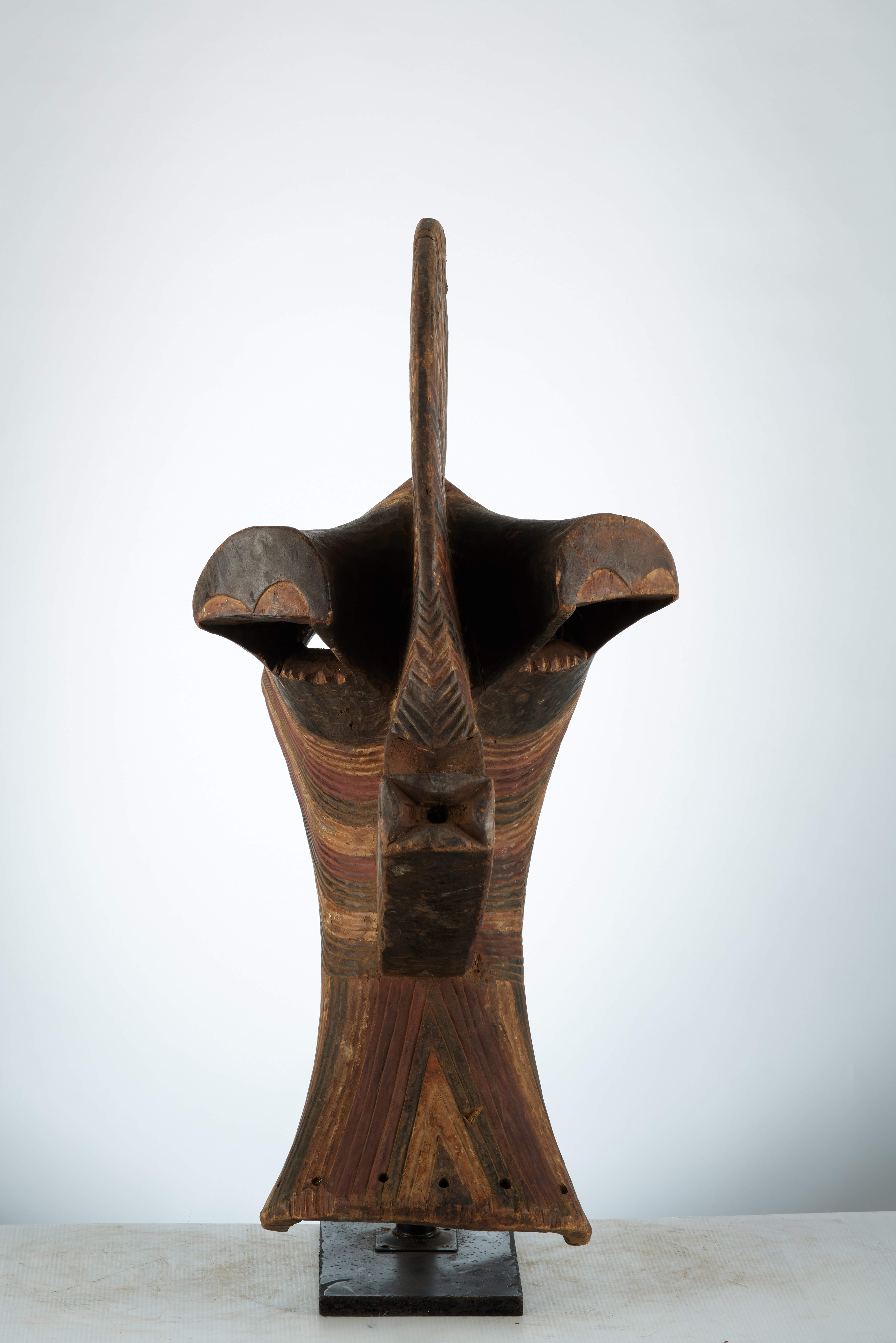 Songé(masque Kifwebé ), d`afrique : rep.dem.Congo, statuette Songé(masque Kifwebé ), masque ancien africain Songé(masque Kifwebé ), art du rep.dem.Congo - Art Africain, collection privées Belgique. Statue africaine de la tribu des Songé(masque Kifwebé ), provenant du rep.dem.Congo, 1901:Masque kifwebé ce qui veut dire Masque en langage Songé.Il est portyé par les membres de la societé BWADI BWA KIFWÉBÉ.Masque masculin ayant une crête.Son visage recouvert de scarifications linéaires incisées,une bouche rectangulaire,un nez allongé placé entre des yeux globuleux.La taille de sa crête indique sa puissance.
(col.Mungo Jacques). art,culture,masque,statue,statuette,pot,ivoire,exposition,expo,masque original,masques,statues,statuettes,pots,expositions,expo,masques originaux,collectionneur d`art,art africain,culture africaine,masque africain,statue africaine,statuette africaine,pot africain,ivoire africain,exposition africain,expo africain,masque origina africainl,masques africains,statues africaines,statuettes africaines,pots africains,expositions africaines,expo africaines,masques originaux  africains,collectionneur d`art africain