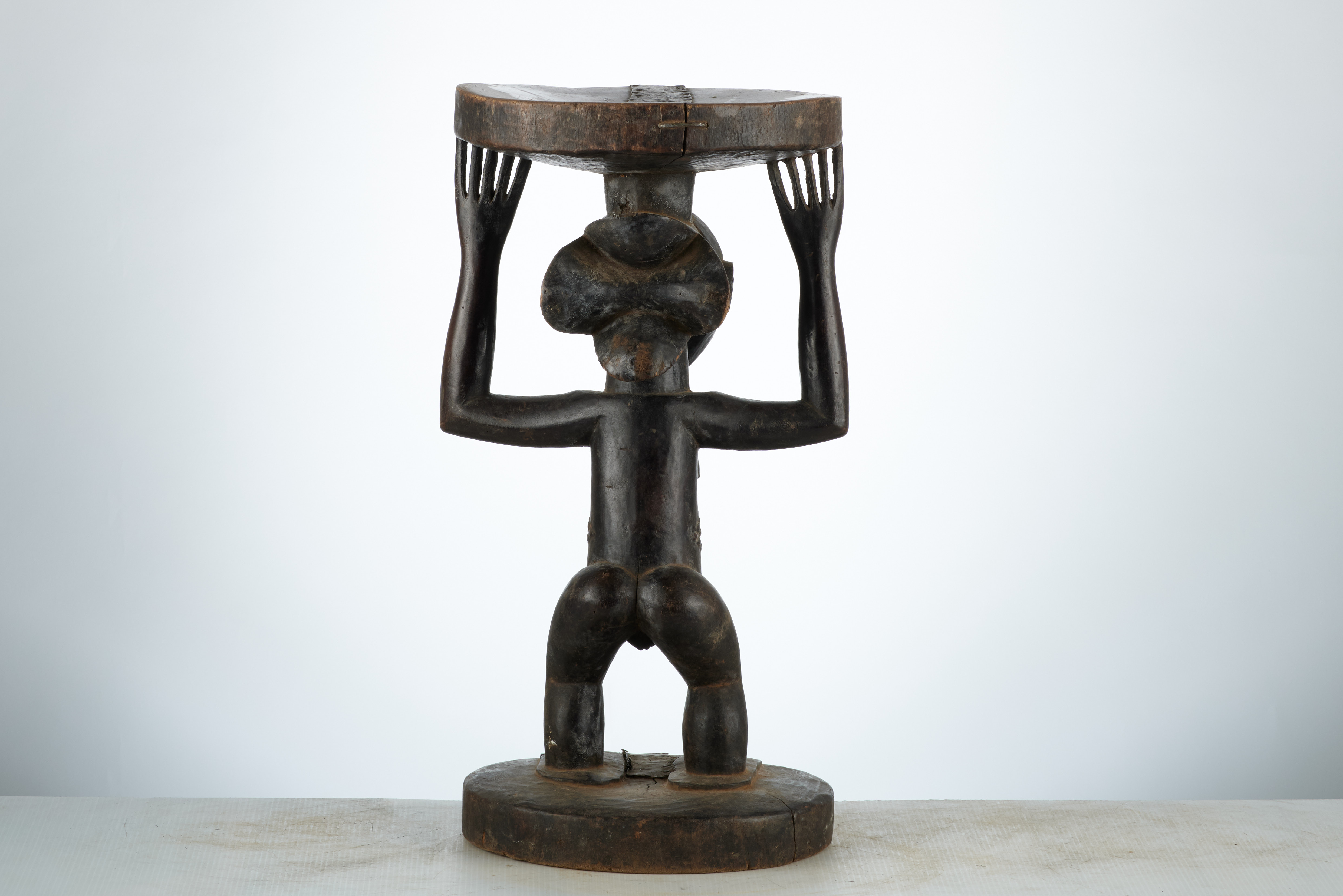 HEMBA(petit tabouret), d`afrique : rep.dem.Congo, statuette HEMBA(petit tabouret), masque ancien africain HEMBA(petit tabouret), art du rep.dem.Congo - Art Africain, collection privées Belgique. Statue africaine de la tribu des HEMBA(petit tabouret), provenant du rep.dem.Congo, 1904:Tabouret caryatide Hemba H.45cm ,représentant une ancêtre debout soutenant le siège avec la tête et les deux mains.Elle a été scarifiée sur le ventre.Statue sereine et élégante avec une expression mystérieuse
milieu du 20eme sc. (col. MINGA ). art,culture,masque,statue,statuette,pot,ivoire,exposition,expo,masque original,masques,statues,statuettes,pots,expositions,expo,masques originaux,collectionneur d`art,art africain,culture africaine,masque africain,statue africaine,statuette africaine,pot africain,ivoire africain,exposition africain,expo africain,masque origina africainl,masques africains,statues africaines,statuettes africaines,pots africains,expositions africaines,expo africaines,masques originaux  africains,collectionneur d`art africain