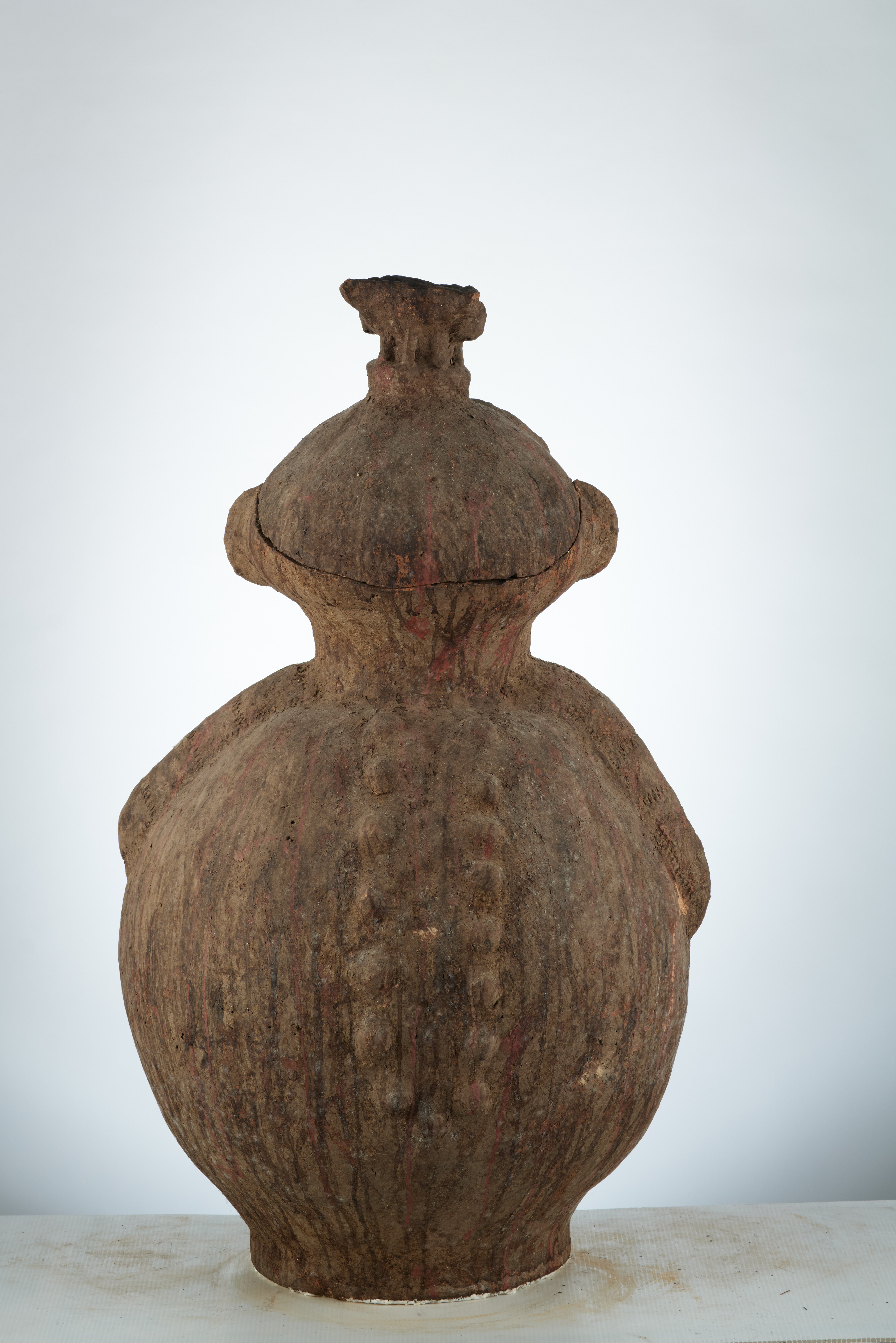 Mossi( vases à couvercle), d`afrique : Burkina Fasso, statuette Mossi( vases à couvercle), masque ancien africain Mossi( vases à couvercle), art du Burkina Fasso - Art Africain, collection privées Belgique. Statue africaine de la tribu des Mossi( vases à couvercle), provenant du Burkina Fasso, 1906:Fétiche Mossi anthropomorphe en terre cuite.Une caraffe  représentant une ancêtre Sur la tête un couvercle avec un récipiant pour recevoir les offrandes.Les bras soutiennent les seins Le vagin est bien visible.Le fétiche a subit beaucoup de libations.Voir n°1905 (col. Simon Duchastel de la Howarderie.). art,culture,masque,statue,statuette,pot,ivoire,exposition,expo,masque original,masques,statues,statuettes,pots,expositions,expo,masques originaux,collectionneur d`art,art africain,culture africaine,masque africain,statue africaine,statuette africaine,pot africain,ivoire africain,exposition africain,expo africain,masque origina africainl,masques africains,statues africaines,statuettes africaines,pots africains,expositions africaines,expo africaines,masques originaux  africains,collectionneur d`art africain