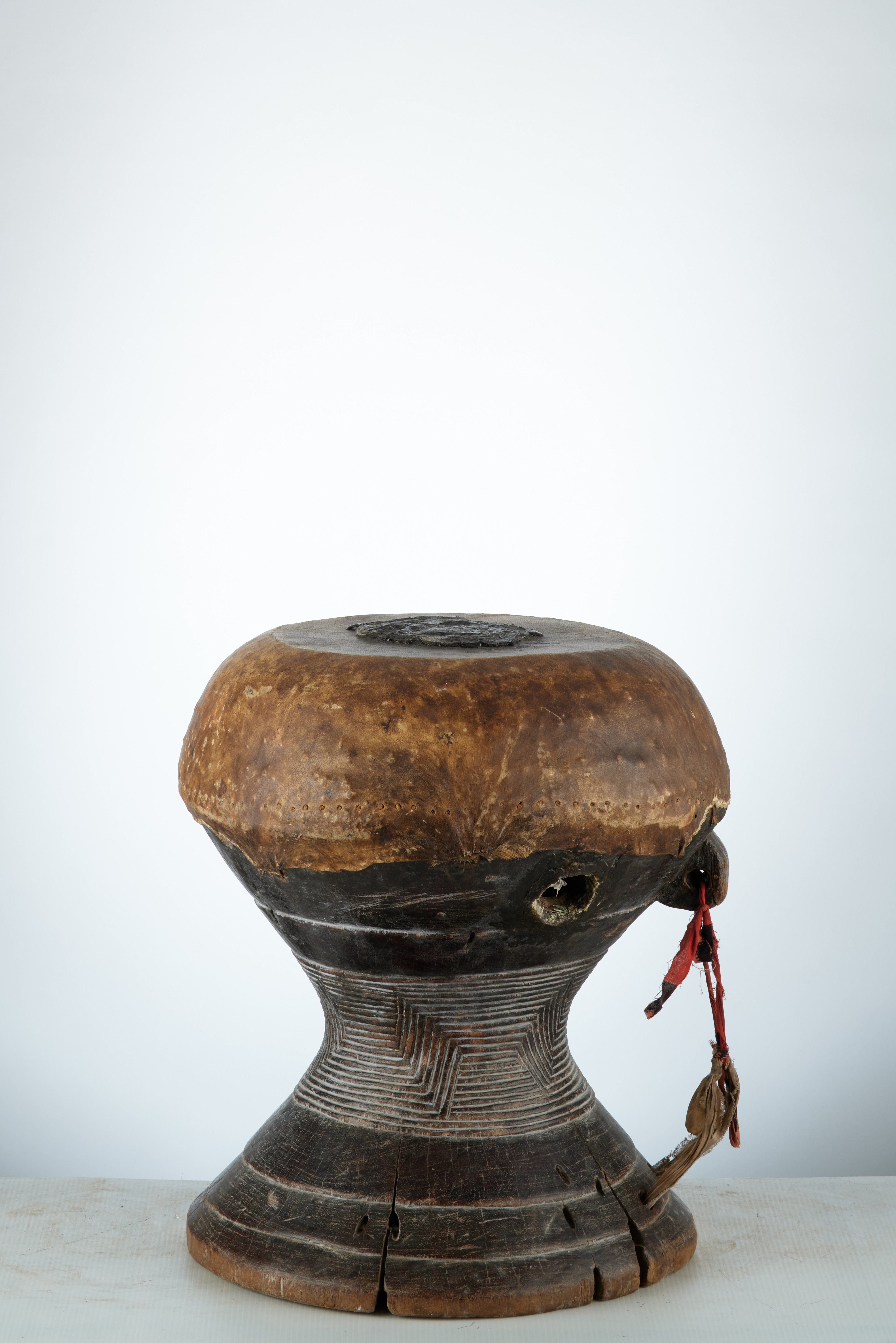 TCHOKWE (Tambour 42 cm.h.), d`afrique : rep.dem.Congo, statuette TCHOKWE (Tambour 42 cm.h.), masque ancien africain TCHOKWE (Tambour 42 cm.h.), art du rep.dem.Congo - Art Africain, collection privées Belgique. Statue africaine de la tribu des TCHOKWE (Tambour 42 cm.h.), provenant du rep.dem.Congo, 1910:Très beau tambour Tchokwe diam.35cm. H.42cm.(col.Carlo Lamote info -Congo ) 1ère moitié du 20eme sc.. art,culture,masque,statue,statuette,pot,ivoire,exposition,expo,masque original,masques,statues,statuettes,pots,expositions,expo,masques originaux,collectionneur d`art,art africain,culture africaine,masque africain,statue africaine,statuette africaine,pot africain,ivoire africain,exposition africain,expo africain,masque origina africainl,masques africains,statues africaines,statuettes africaines,pots africains,expositions africaines,expo africaines,masques originaux  africains,collectionneur d`art africain