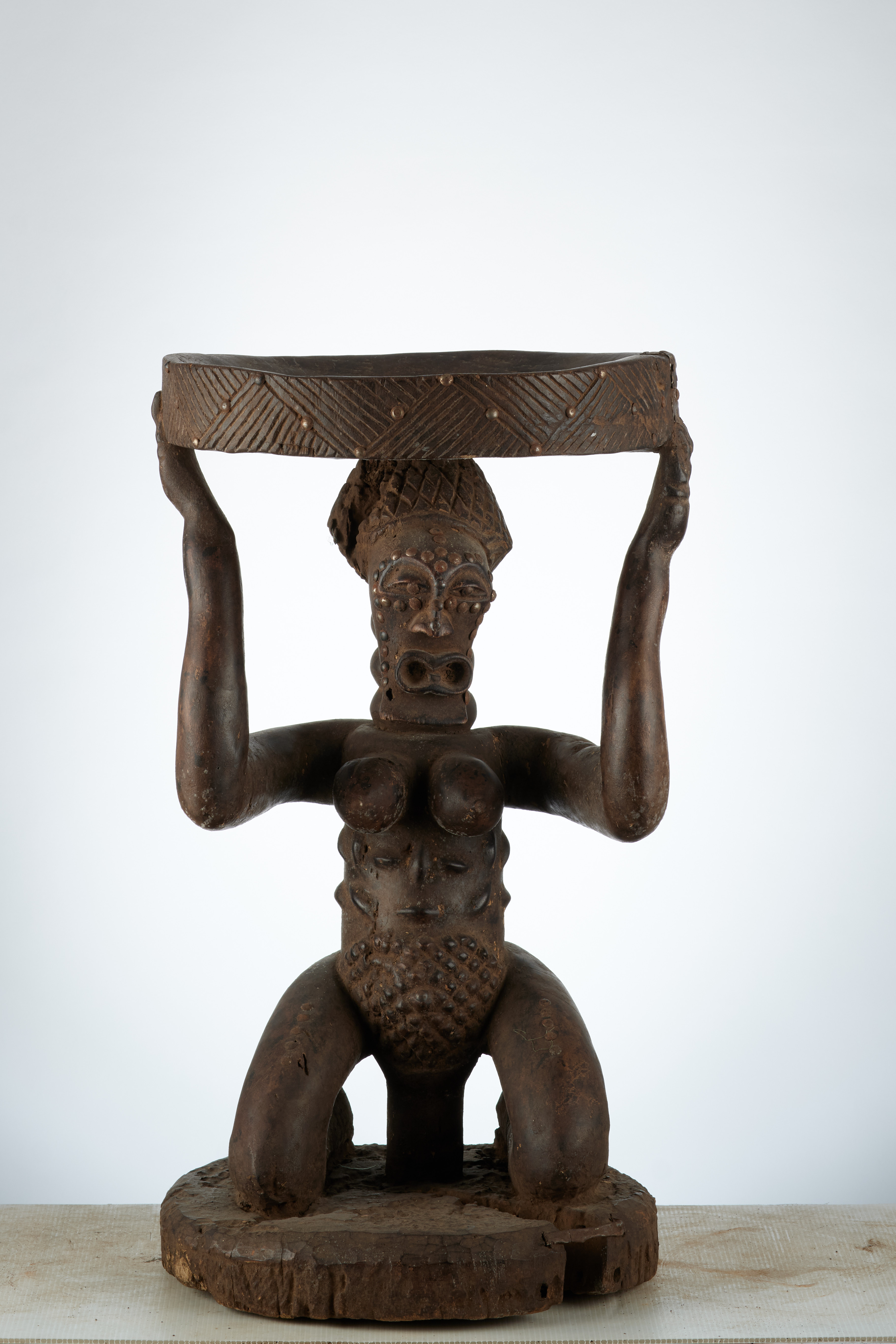 Songé (  haut tabouret siège ), d`afrique : rep.dem.Congo, statuette Songé (  haut tabouret siège ), masque ancien africain Songé (  haut tabouret siège ), art du rep.dem.Congo - Art Africain, collection privées Belgique. Statue africaine de la tribu des Songé (  haut tabouret siège ), provenant du rep.dem.Congo, 1925: Très ancienne cariatide Songé h60cm.Le visage et l