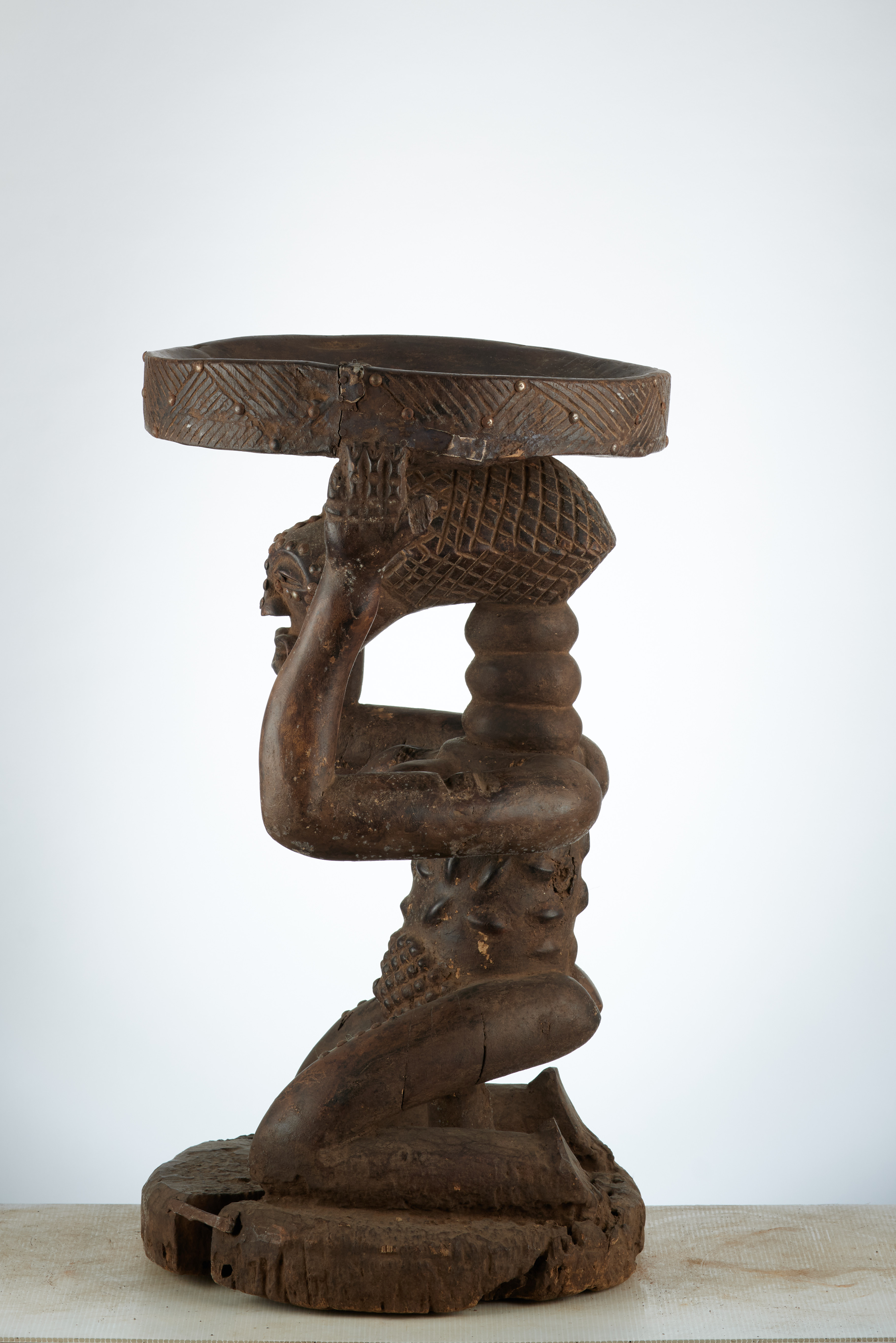 Songé (  haut tabouret siège ), d`afrique : rep.dem.Congo, statuette Songé (  haut tabouret siège ), masque ancien africain Songé (  haut tabouret siège ), art du rep.dem.Congo - Art Africain, collection privées Belgique. Statue africaine de la tribu des Songé (  haut tabouret siège ), provenant du rep.dem.Congo, 1925: Très ancienne cariatide Songé h60cm.Le visage et l