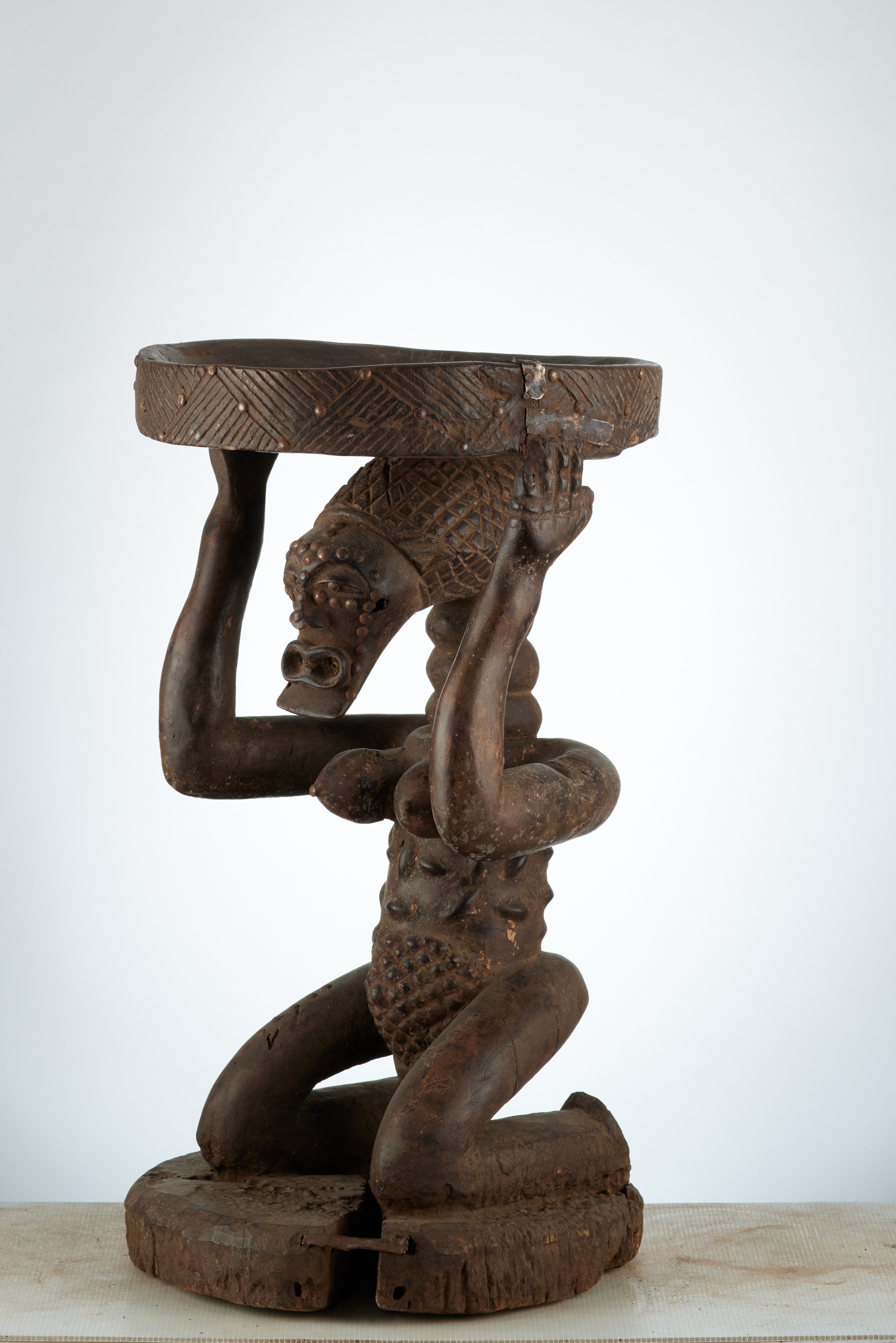 Songé (  haut tabouret siège ), d`afrique : rep.dem.Congo, statuette Songé (  haut tabouret siège ), masque ancien africain Songé (  haut tabouret siège ), art du rep.dem.Congo - Art Africain, collection privées Belgique. Statue africaine de la tribu des Songé (  haut tabouret siège ), provenant du rep.dem.Congo, 1925: Très ancienne cariatide Songé h60cm.Le visage et l