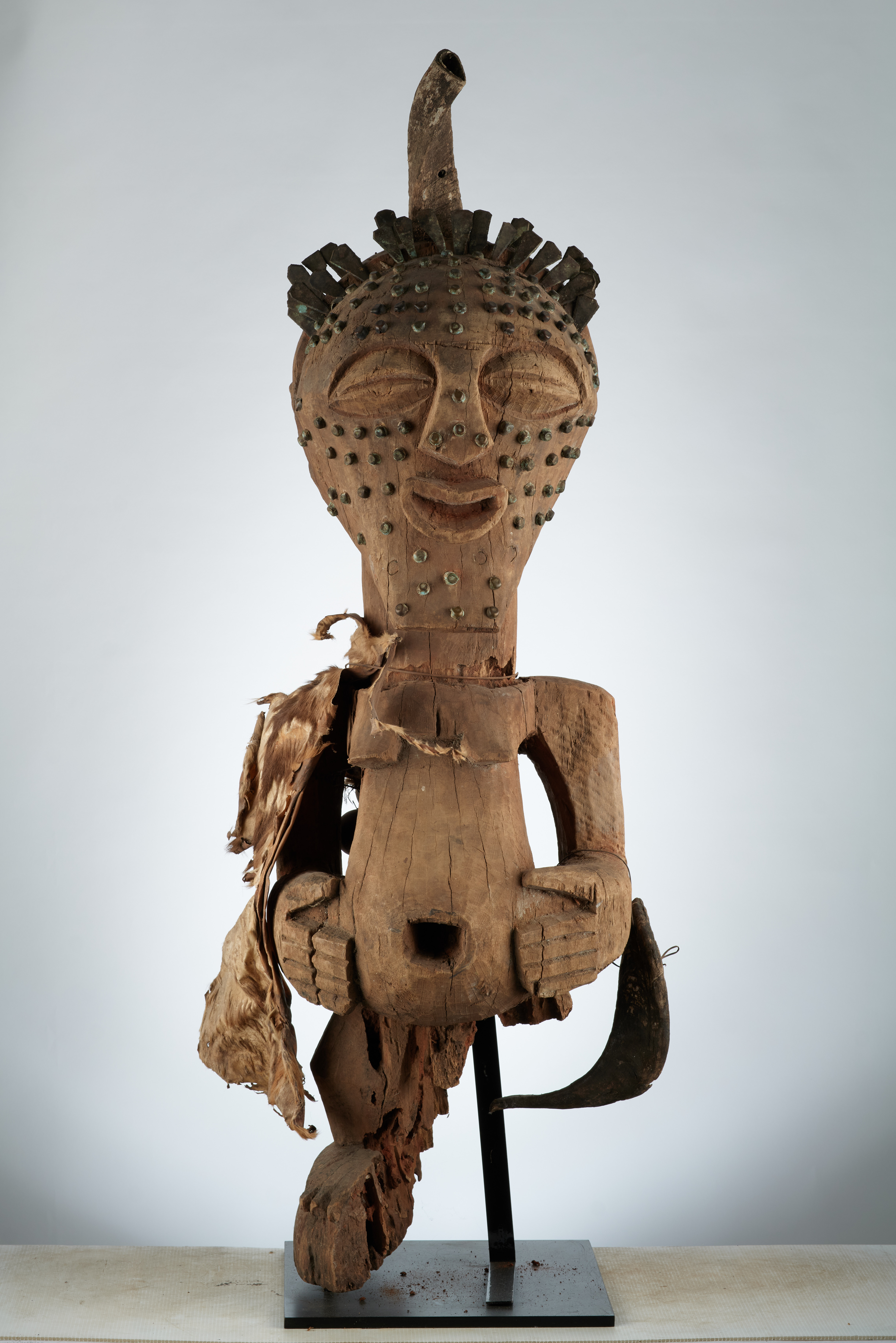 Songé(statue gr.sans pied), d`afrique : rep.dem.Congo, statuette Songé(statue gr.sans pied), masque ancien africain Songé(statue gr.sans pied), art du rep.dem.Congo - Art Africain, collection privées Belgique. Statue africaine de la tribu des Songé(statue gr.sans pied), provenant du rep.dem.Congo, 1935:très vieille statue Songé 19eme sc.La tête, implantée avec des clous et des plaques en métal,une corne pour les produits magiques .Autour du cou pend une vieille peau d