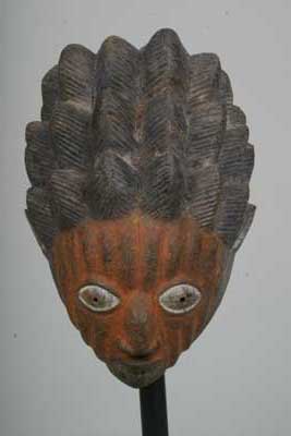 Youruba(masque), d`afrique : Nigeria, statuette Youruba(masque), masque ancien africain Youruba(masque), art du Nigeria - Art Africain, collection privées Belgique. Statue africaine de la tribu des Youruba(masque), provenant du Nigeria, 194/723.Très beau masque Gelede,sculpté dans un bloc monoxyle,h.38cm..Avec une coiffure élaborée avec huit rangées de coques noires,finement striées.Le visage incisé de plusieurs lignes parallèles partageant le front à partir d