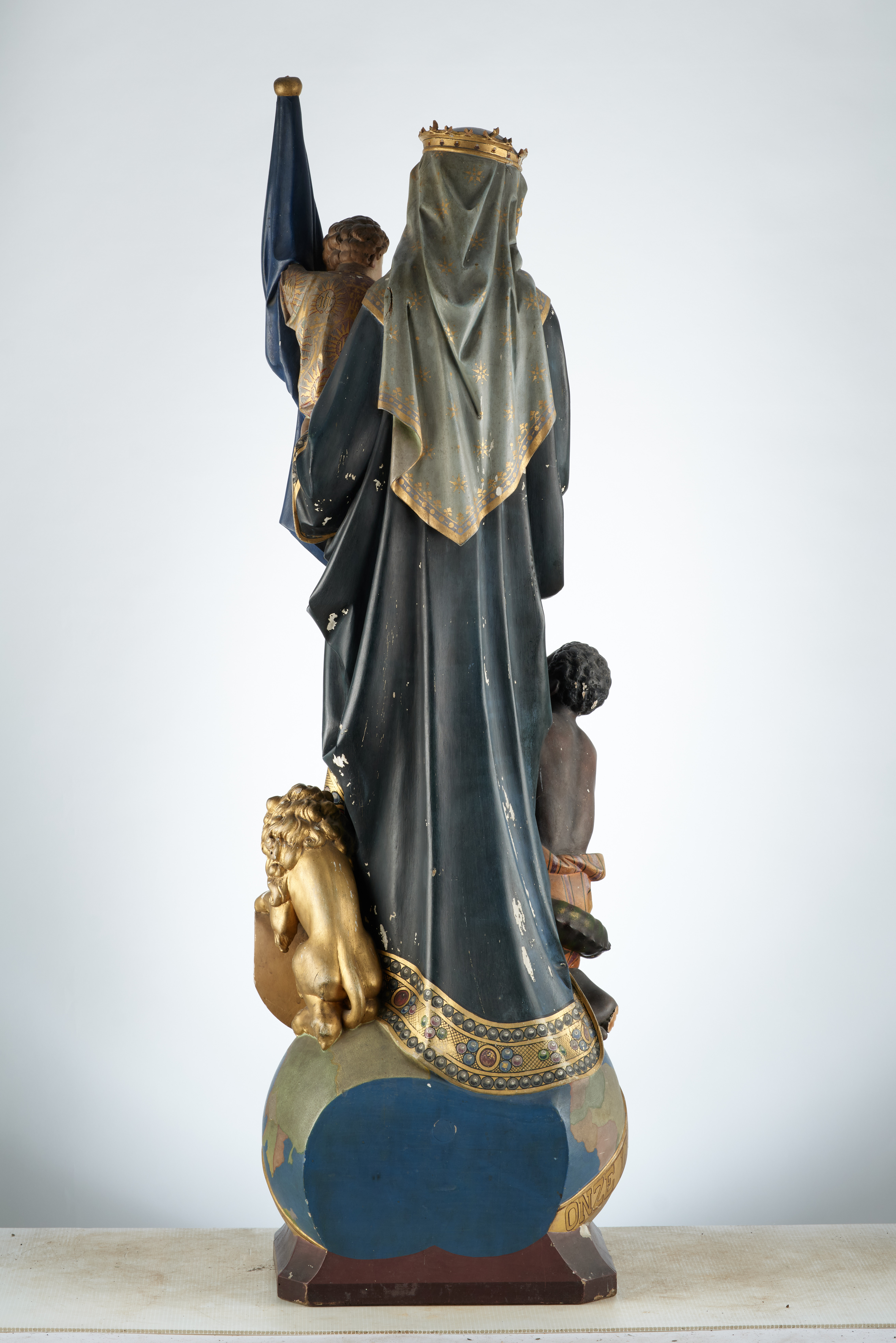 1897 :Onze lieve vrouw van CONGO , d`afrique : België, statuette 1897 :Onze lieve vrouw van CONGO , masque ancien africain 1897 :Onze lieve vrouw van CONGO , art du België - Art Africain, collection privées Belgique. Statue africaine de la tribu des 1897 :Onze lieve vrouw van CONGO , provenant du België, Statue de la Vierge Marie du Congo donné au
par Léopold II au père Pieter van Impe pour le remercier pour son œuvre d