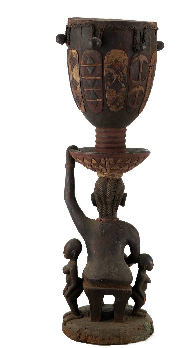 Baga n°1974 tambour, d`afrique : Guinée-Bissau, statuette Baga n°1974 tambour, masque ancien africain Baga n°1974 tambour, art du Guinée-Bissau - Art Africain, collection privées Belgique. Statue africaine de la tribu des Baga n°1974 tambour, provenant du Guinée-Bissau, 1974 Grand tambour monté sur une cariatide représentant une maternité avec 3 enfants.Elle tient le plateau du tambour avec sa main gauche. H.t.178cm.le cariatide 100cm.,le tambour 78cm.1ere moitié du  20eme sc.. art,culture,masque,statue,statuette,pot,ivoire,exposition,expo,masque original,masques,statues,statuettes,pots,expositions,expo,masques originaux,collectionneur d`art,art africain,culture africaine,masque africain,statue africaine,statuette africaine,pot africain,ivoire africain,exposition africain,expo africain,masque origina africainl,masques africains,statues africaines,statuettes africaines,pots africains,expositions africaines,expo africaines,masques originaux  africains,collectionneur d`art africain