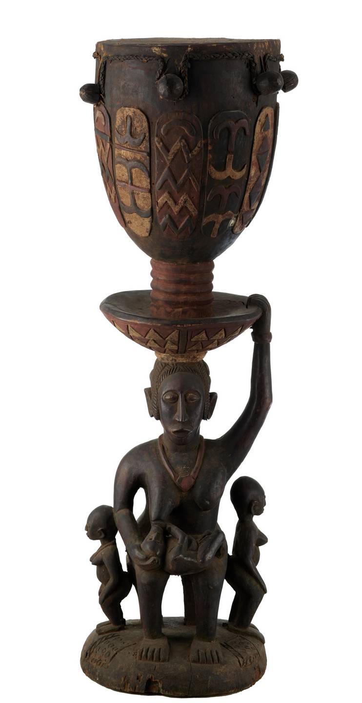 Baga n°1974 tambour, d`afrique : Guinée-Bissau, statuette Baga n°1974 tambour, masque ancien africain Baga n°1974 tambour, art du Guinée-Bissau - Art Africain, collection privées Belgique. Statue africaine de la tribu des Baga n°1974 tambour, provenant du Guinée-Bissau, 1974 Grand tambour monté sur une cariatide représentant une maternité avec 3 enfants.Elle tient le plateau du tambour avec sa main gauche. H.t.178cm.le cariatide 100cm.,le tambour 78cm.1ere moitié du  20eme sc.. art,culture,masque,statue,statuette,pot,ivoire,exposition,expo,masque original,masques,statues,statuettes,pots,expositions,expo,masques originaux,collectionneur d`art,art africain,culture africaine,masque africain,statue africaine,statuette africaine,pot africain,ivoire africain,exposition africain,expo africain,masque origina africainl,masques africains,statues africaines,statuettes africaines,pots africains,expositions africaines,expo africaines,masques originaux  africains,collectionneur d`art africain