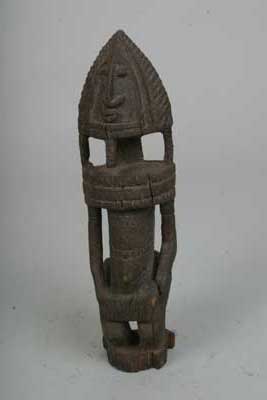 Bambara. (statue), d`afrique : Mali., statuette Bambara. (statue), masque ancien africain Bambara. (statue), art du Mali. - Art Africain, collection privées Belgique. Statue africaine de la tribu des Bambara. (statue), provenant du Mali., 198/725 Très ancienne statue bambara, associée à la société Dyo ou Kwore.Ancêtre debout,les jambes pliées,tenant un récipiant dans les mains.Statue aux traits géométriques,recouverte d