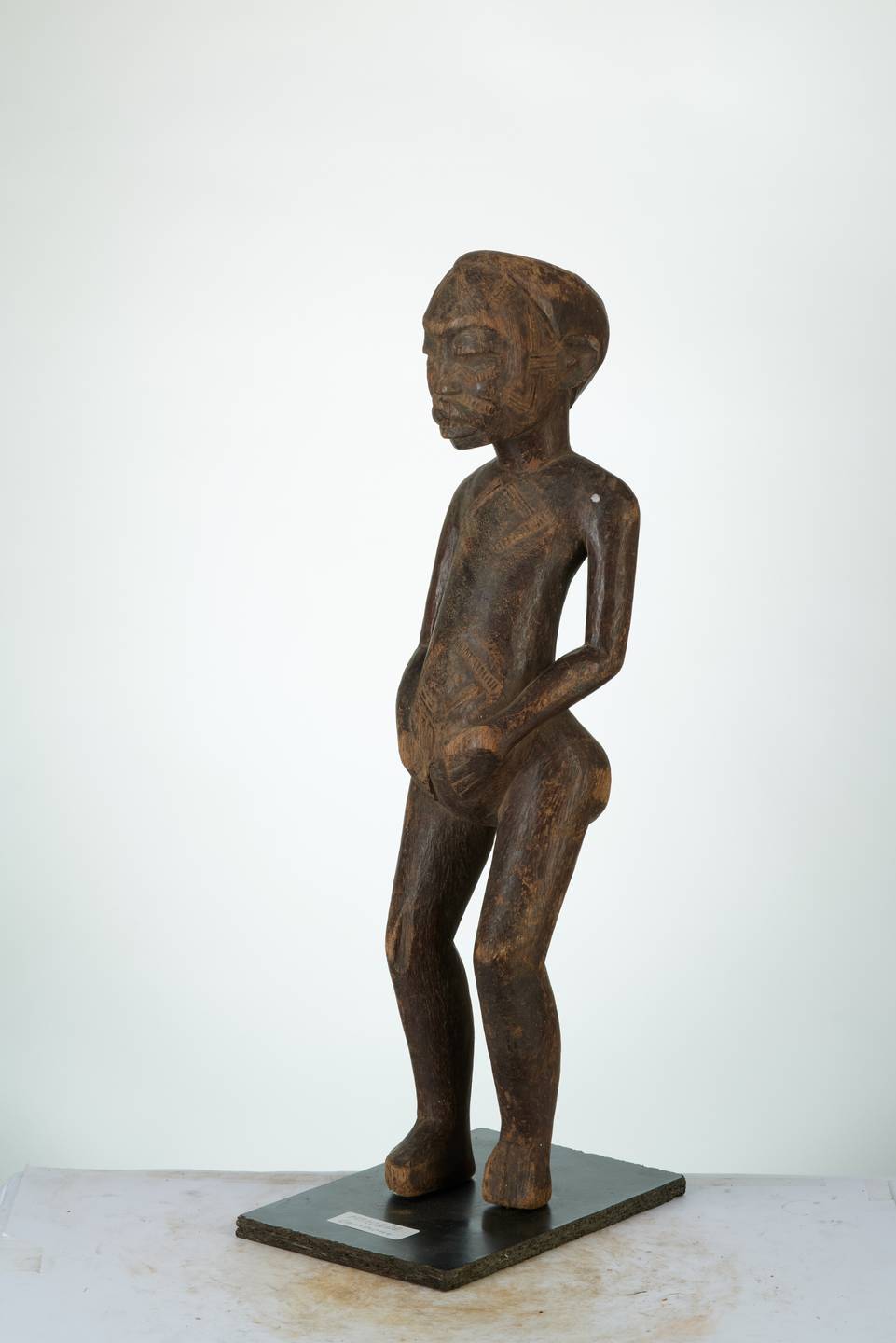 Makonde n°1983, d`afrique : Tanzanie, statuette Makonde n°1983, masque ancien africain Makonde n°1983, art du Tanzanie - Art Africain, collection privées Belgique. Statue africaine de la tribu des Makonde n°1983, provenant du Tanzanie, n°1983 Tres vieille statue Makonde h.52cm.Elle représente une femme enceinte debout, qui se tient les  deux mains posés sur le gros ventre .Elle porte un bonnet,beaucoup de scarifications dans le visage,des losanges sur la poitrine et le ventre. 19eme sc. (col. Minga  1971)Les Macondés vivent principalement au Mosambique et la Tanzanie.. art,culture,masque,statue,statuette,pot,ivoire,exposition,expo,masque original,masques,statues,statuettes,pots,expositions,expo,masques originaux,collectionneur d`art,art africain,culture africaine,masque africain,statue africaine,statuette africaine,pot africain,ivoire africain,exposition africain,expo africain,masque origina africainl,masques africains,statues africaines,statuettes africaines,pots africains,expositions africaines,expo africaines,masques originaux  africains,collectionneur d`art africain