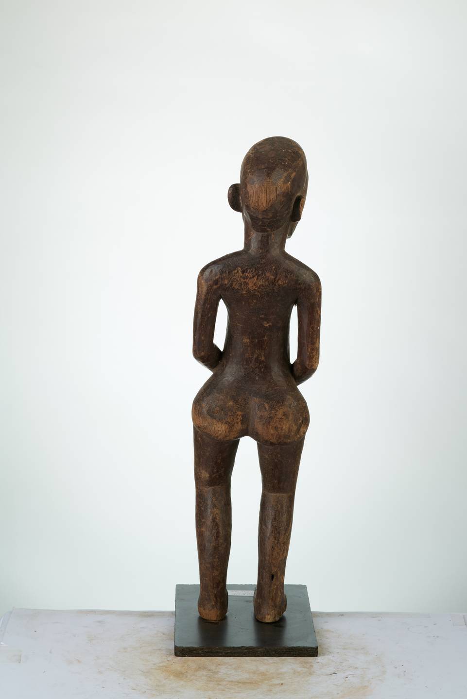 Makonde n°1983, d`afrique : Tanzanie, statuette Makonde n°1983, masque ancien africain Makonde n°1983, art du Tanzanie - Art Africain, collection privées Belgique. Statue africaine de la tribu des Makonde n°1983, provenant du Tanzanie, n°1983 Tres vieille statue Makonde h.52cm.Elle représente une femme enceinte debout, qui se tient les  deux mains posés sur le gros ventre .Elle porte un bonnet,beaucoup de scarifications dans le visage,des losanges sur la poitrine et le ventre. 19eme sc. (col. Minga  1971)Les Macondés vivent principalement au Mosambique et la Tanzanie.. art,culture,masque,statue,statuette,pot,ivoire,exposition,expo,masque original,masques,statues,statuettes,pots,expositions,expo,masques originaux,collectionneur d`art,art africain,culture africaine,masque africain,statue africaine,statuette africaine,pot africain,ivoire africain,exposition africain,expo africain,masque origina africainl,masques africains,statues africaines,statuettes africaines,pots africains,expositions africaines,expo africaines,masques originaux  africains,collectionneur d`art africain