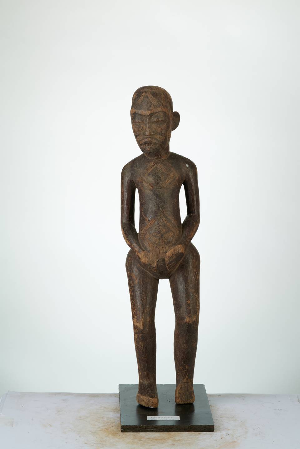 Makonde n°1983, d`afrique : Tanzanie, statuette Makonde n°1983, masque ancien africain Makonde n°1983, art du Tanzanie - Art Africain, collection privées Belgique. Statue africaine de la tribu des Makonde n°1983, provenant du Tanzanie, n°1983 Tres vieille statue Makonde h.52cm.Elle représente une femme enceinte debout, qui se tient les  deux mains posés sur le gros ventre .Elle porte un bonnet,beaucoup de scarifications dans le visage,des losanges sur la poitrine et le ventre. 19eme sc. (col. Minga  1971)Les Macondés vivent principalement au Mosambique et la Tanzanie.. art,culture,masque,statue,statuette,pot,ivoire,exposition,expo,masque original,masques,statues,statuettes,pots,expositions,expo,masques originaux,collectionneur d`art,art africain,culture africaine,masque africain,statue africaine,statuette africaine,pot africain,ivoire africain,exposition africain,expo africain,masque origina africainl,masques africains,statues africaines,statuettes africaines,pots africains,expositions africaines,expo africaines,masques originaux  africains,collectionneur d`art africain