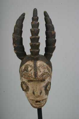 Igbo(masque), d`afrique : Nigéria, statuette Igbo(masque), masque ancien africain Igbo(masque), art du Nigéria - Art Africain, collection privées Belgique. Statue africaine de la tribu des Igbo(masque), provenant du Nigéria, 200/726.Masque Igbo Mmwo(sud-est du Nigéria)
bois ,polychrome h.64cmxL.21cm.Représentant un ancêtre féminin,ce masque Agbogho mmwo est un masque haume de mascarade avec des scarifications sur le front et le visage,
trois lourdes tresses dressées sur la tête de 30cm.;une bouche avancée ouverte avec deux dents par-dessus. 1ère moitié du 20eme sc.
(Nafaya). art,culture,masque,statue,statuette,pot,ivoire,exposition,expo,masque original,masques,statues,statuettes,pots,expositions,expo,masques originaux,collectionneur d`art,art africain,culture africaine,masque africain,statue africaine,statuette africaine,pot africain,ivoire africain,exposition africain,expo africain,masque origina africainl,masques africains,statues africaines,statuettes africaines,pots africains,expositions africaines,expo africaines,masques originaux  africains,collectionneur d`art africain