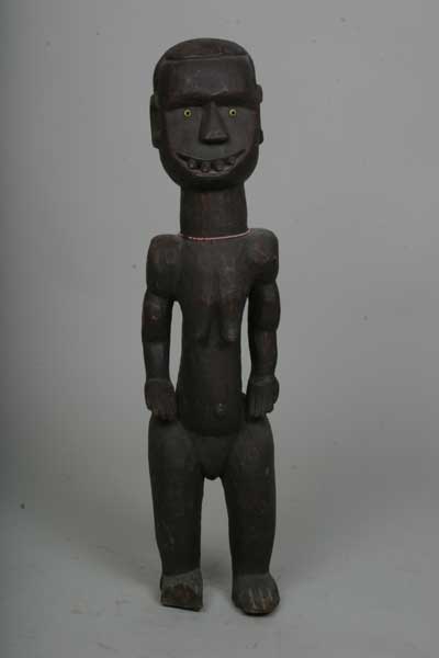 Kéréwé, d`afrique : Tanzanie, statuette Kéréwé, masque ancien africain Kéréwé, art du Tanzanie - Art Africain, collection privées Belgique. Statue africaine de la tribu des Kéréwé, provenant du Tanzanie, 209/457 Les artistes Kéréwé sont connus pour leurs rares statues faites en bois lourd de couleur foncée,aux traits grossiers,les jambes écartées,les mains aplaties et la tête légèrement arrondie avec souvent les yeux faits avec des petites perles rondes.Cette statue Kéréwé représente une ancêtre féminine,elle porte un petit collier de perles et toutes les caractéristiques Kéréwé.1ère moitié du 20eme sc.. art,culture,masque,statue,statuette,pot,ivoire,exposition,expo,masque original,masques,statues,statuettes,pots,expositions,expo,masques originaux,collectionneur d`art,art africain,culture africaine,masque africain,statue africaine,statuette africaine,pot africain,ivoire africain,exposition africain,expo africain,masque origina africainl,masques africains,statues africaines,statuettes africaines,pots africains,expositions africaines,expo africaines,masques originaux  africains,collectionneur d`art africain