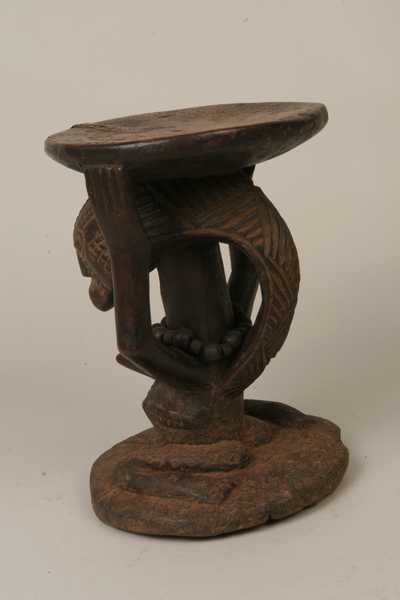 Tabwa.(tabouret), d`afrique : Rép.démoncratique du Congo., statuette Tabwa.(tabouret), masque ancien africain Tabwa.(tabouret), art du Rép.démoncratique du Congo. - Art Africain, collection privées Belgique. Statue africaine de la tribu des Tabwa.(tabouret), provenant du Rép.démoncratique du Congo., 215/18-19.Magnifique ancien tabouret caryatide Tabwa h.27cm..Femme agenouillée supportant un plateau avec la tête et les deux mains.Elle porte un ancien collier de perles.Les scarifications et la coiffure en queue de cheval sont typiquement Tabwa. 19eme sc.début 20eme. pièce très rare.Cet objet de prestige était principalement destiné d