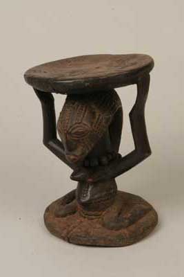 Tabwa.(tabouret), d`afrique : Rép.démoncratique du Congo., statuette Tabwa.(tabouret), masque ancien africain Tabwa.(tabouret), art du Rép.démoncratique du Congo. - Art Africain, collection privées Belgique. Statue africaine de la tribu des Tabwa.(tabouret), provenant du Rép.démoncratique du Congo., 215/18-19.Magnifique ancien tabouret caryatide Tabwa h.27cm..Femme agenouillée supportant un plateau avec la tête et les deux mains.Elle porte un ancien collier de perles.Les scarifications et la coiffure en queue de cheval sont typiquement Tabwa. 19eme sc.début 20eme. pièce très rare.Cet objet de prestige était principalement destiné d