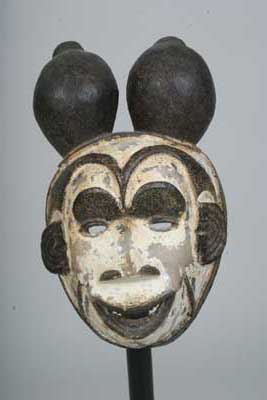 Igbo(masque), d`afrique : Nigéria, statuette Igbo(masque), masque ancien africain Igbo(masque), art du Nigéria - Art Africain, collection privées Belgique. Statue africaine de la tribu des Igbo(masque), provenant du Nigéria, 216/734 masque de mascarade féminin (blanc)Igbo h.35cm.Içi elle représente une tête de ressemblance à mikey mousse.La mascarade constitue essentiellement un art du spectacle,qui repose essentiellement sur l