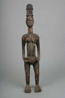 Ijo (statue), d`afrique : Nigeria, statuette Ijo (statue), masque ancien africain Ijo (statue), art du Nigeria - Art Africain, collection privées Belgique. Statue africaine de la tribu des Ijo (statue), provenant du Nigeria, 220/736.Statue de maternité IJO,debout portant un enfant dans les mains. h.101cm.; polychrome de couleur noir et marron.Elle porte un récipiant?(supposé) sur la tête,des scarifications sur les épaules et le corps.Les Ijo partagent tous la même croyance en un dieu créateur féminin.Selon
les croyances traditionnelles Ijo du centre ,les hommes sont ,avant de naître,des esprits dépourvus de corps et résident dans l