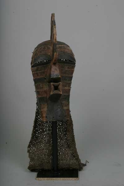 songye(masque), d`afrique : Rép.démoncratique du Congo., statuette songye(masque), masque ancien africain songye(masque), art du Rép.démoncratique du Congo. - Art Africain, collection privées Belgique. Statue africaine de la tribu des songye(masque), provenant du Rép.démoncratique du Congo., 225/461Masque Kifwébé de la société secrète Bwadi Bwa Kifwebé(= masque).Son visage est recouvert de scarifications linéaires incisées de couleur blanc ,rouge 
et noir,sa bouche est rectangulaire,son nez
est prolongé par la crête haute donc masculin et est placé entre deux yeux globuleux.des poils au nez de chaque côté.Le masque porte encore le couvre-nuque d