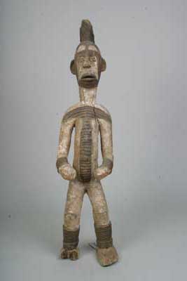 igbo (statue ), d`afrique : Nigeria, statuette igbo (statue ), masque ancien africain igbo (statue ), art du Nigeria - Art Africain, collection privées Belgique. Statue africaine de la tribu des igbo (statue ), provenant du Nigeria, 230/741.statue alussi Igbo h.120cm.Statue masculine portant des scarification faciales et abdominales.Ces statues représentent les dieux avec leur famille, qui sont très proches des ancêtres,des héros
légendaires et les éléments de la nature. Pareilles statues étaient mises groupées dans une case richement décorée au bord du village,où ils étaient soignées.Elles recevaient diverses offrandes afin d