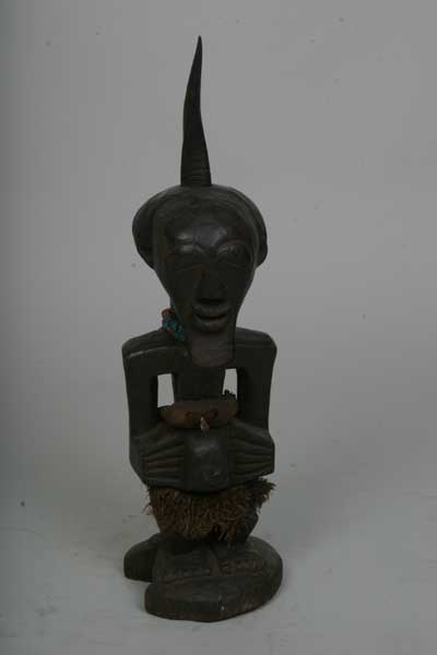 Songye ( Statue fétiche), d`afrique : Rép.démoncratique du Congo., statuette Songye ( Statue fétiche), masque ancien africain Songye ( Statue fétiche), art du Rép.démoncratique du Congo. - Art Africain, collection privées Belgique. Statue africaine de la tribu des Songye ( Statue fétiche), provenant du Rép.démoncratique du Congo., 241/465. Vieux fétiche Songye masculin h. 44+17cm. de corne;bois wenge (dur)à patine noire,vieux collier de perles ,agglomérat rituel sur l