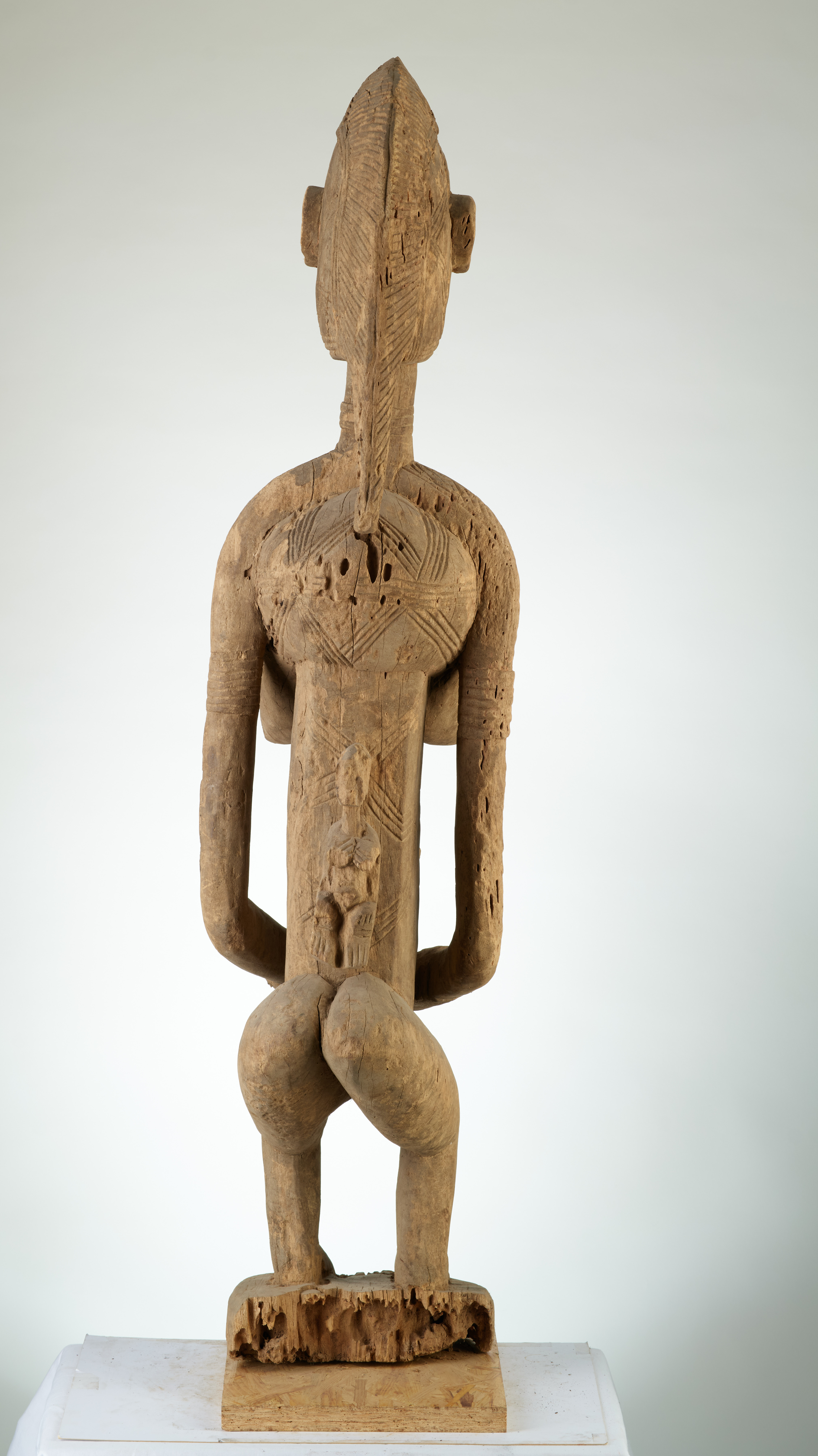 Dogon.(statue), d`afrique : Mali, statuette Dogon.(statue), masque ancien africain Dogon.(statue), art du Mali - Art Africain, collection privées Belgique. Statue africaine de la tribu des Dogon.(statue), provenant du Mali, 244/750.Maternité Dogon  représentant une ancêtre portant un labret au menton,debout les jambes pliées,ayant un enfant sur son dos et portant une coupe dans les mains. La statue a une h.t.119cm.;une grande tête de h.26cm.; le corps a 60cm.La statue a une bosse.bois érodé,début du 20eme sc.
(col Simon  duchatel de Howarderie)

Dogon voorouder moeder beeld rechtstaand met geplooide benen en een kind op haar rug.Ze draagteen vaas in haar handen.H.119cm.Een groot hoofd  h.26cm.Het lichaam 60cm.met een bult boven aan de rug.( 19eme sc.-debut 20eme sc.) Kol.Simon Duchatel de la Howarderie. art,culture,masque,statue,statuette,pot,ivoire,exposition,expo,masque original,masques,statues,statuettes,pots,expositions,expo,masques originaux,collectionneur d`art,art africain,culture africaine,masque africain,statue africaine,statuette africaine,pot africain,ivoire africain,exposition africain,expo africain,masque origina africainl,masques africains,statues africaines,statuettes africaines,pots africains,expositions africaines,expo africaines,masques originaux  africains,collectionneur d`art africain