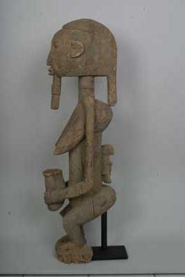 Dogon.(statue), d`afrique : Mali, statuette Dogon.(statue), masque ancien africain Dogon.(statue), art du Mali - Art Africain, collection privées Belgique. Statue africaine de la tribu des Dogon.(statue), provenant du Mali, 244/750.Maternité Dogon  représentant une ancêtre portant un labret au menton,debout les jambes pliées,ayant un enfant sur son dos et portant une coupe dans les mains. La statue a une h.t.119cm.;une grande tête de h.26cm.; le corps a 60cm.La statue a une bosse.bois érodé,début du 20eme sc.
(col Simon  duchatel de Howarderie)

Dogon voorouder moeder beeld rechtstaand met geplooide benen en een kind op haar rug.Ze draagteen vaas in haar handen.H.119cm.Een groot hoofd  h.26cm.Het lichaam 60cm.met een bult boven aan de rug.( 19eme sc.-debut 20eme sc.) Kol.Simon Duchatel de la Howarderie. art,culture,masque,statue,statuette,pot,ivoire,exposition,expo,masque original,masques,statues,statuettes,pots,expositions,expo,masques originaux,collectionneur d`art,art africain,culture africaine,masque africain,statue africaine,statuette africaine,pot africain,ivoire africain,exposition africain,expo africain,masque origina africainl,masques africains,statues africaines,statuettes africaines,pots africains,expositions africaines,expo africaines,masques originaux  africains,collectionneur d`art africain