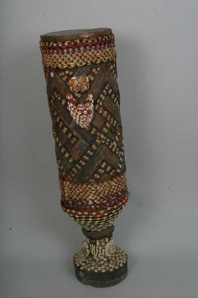 KUBA (tambour ), d`afrique : Rép.démoncratique du Congo., statuette KUBA (tambour ), masque ancien africain KUBA (tambour ), art du Rép.démoncratique du Congo. - Art Africain, collection privées Belgique. Statue africaine de la tribu des KUBA (tambour ), provenant du Rép.démoncratique du Congo., 246/752.Tambour pelambish est le tambour royal par excellence,en forme cylindrique allongé et à pied séparé par un rétrécissement;Cette forme s