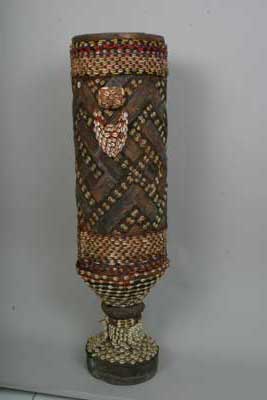 KUBA (tambour ), d`afrique : Rép.démoncratique du Congo., statuette KUBA (tambour ), masque ancien africain KUBA (tambour ), art du Rép.démoncratique du Congo. - Art Africain, collection privées Belgique. Statue africaine de la tribu des KUBA (tambour ), provenant du Rép.démoncratique du Congo., 246/752.Tambour pelambish est le tambour royal par excellence,en forme cylindrique allongé et à pied séparé par un rétrécissement;Cette forme s